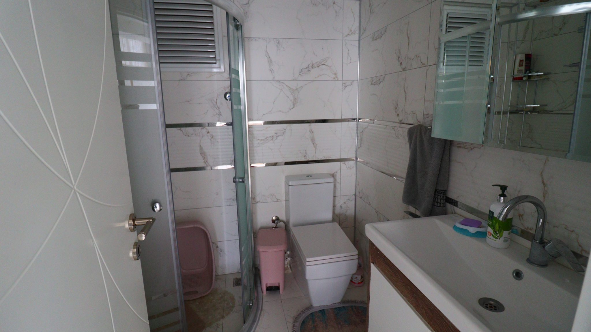 Gepflegte 2+1-Wohnung zum Verkauf in Mersin Erdemli Limonlu Gökmen Sitesi Möbliert