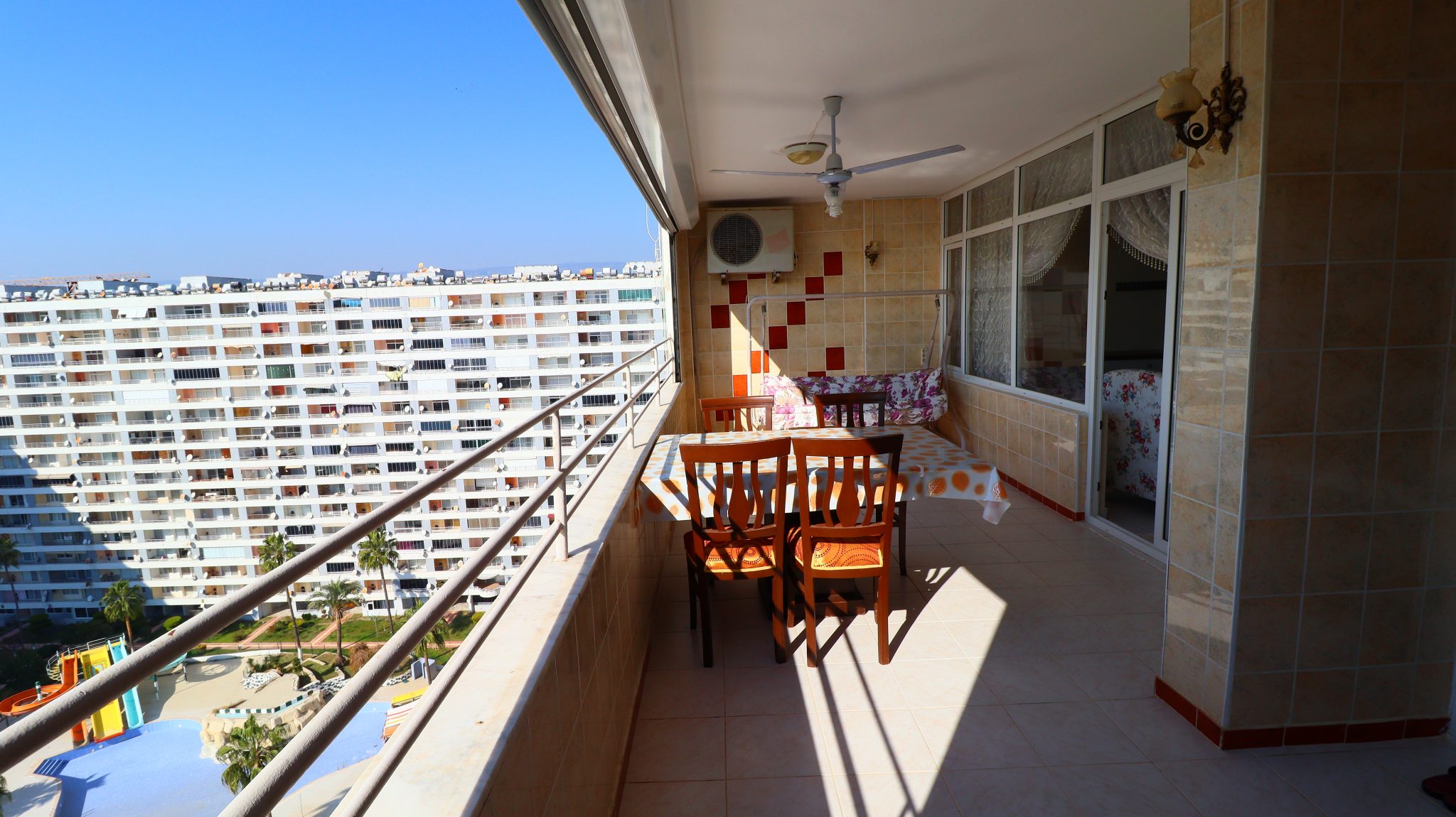 Mersin Erdemli Tömük Dogan Aguapark Sitesi 2+1 gepflegte Wohnung zu verkaufen