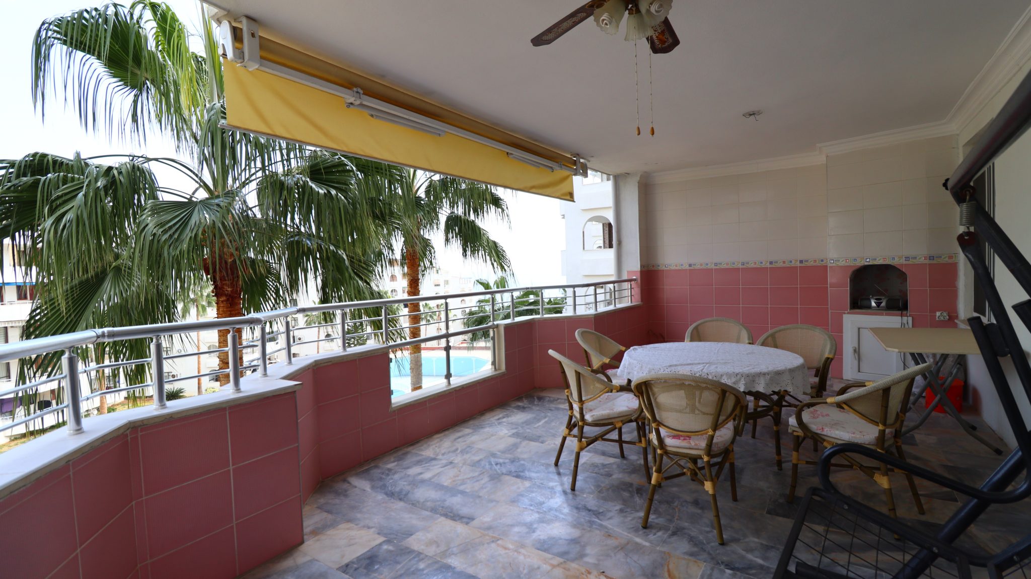 Mersin Erdemli Kumkuyu Alkent Sitesi 3+1 Wohnung zu verkaufen