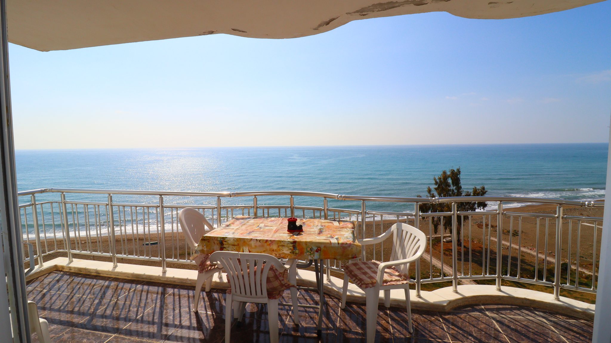 Möblierte 3+1 Wohnung zur Miete in Mersin Erdemli Arpaçbahşiş Özaltın Palmiye Beachfront
