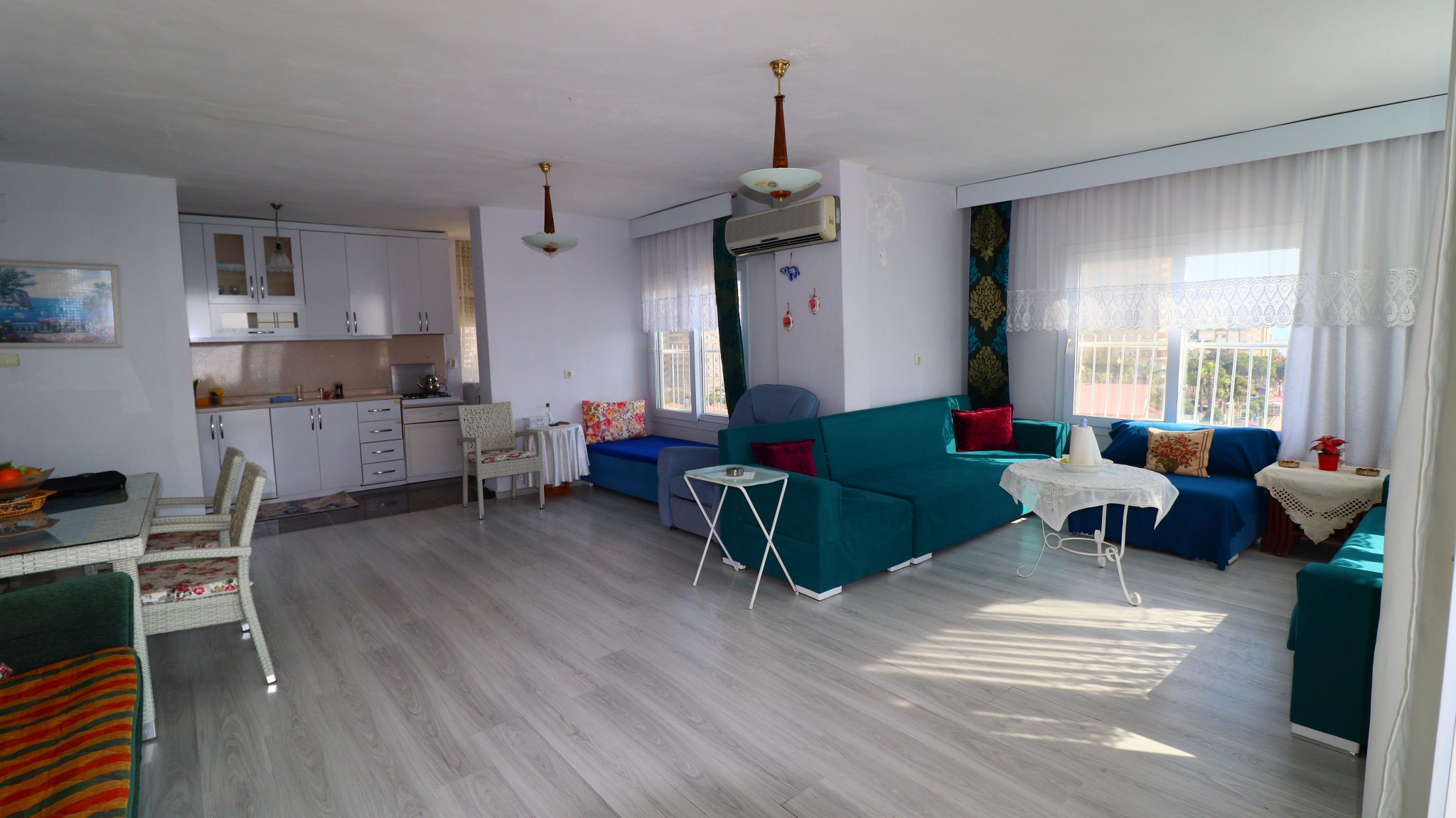 Möblierte 3+1 Wohnung zur Miete in Mersin Erdemli Arpaçbahşiş Özaltın Palmiye Beachfront