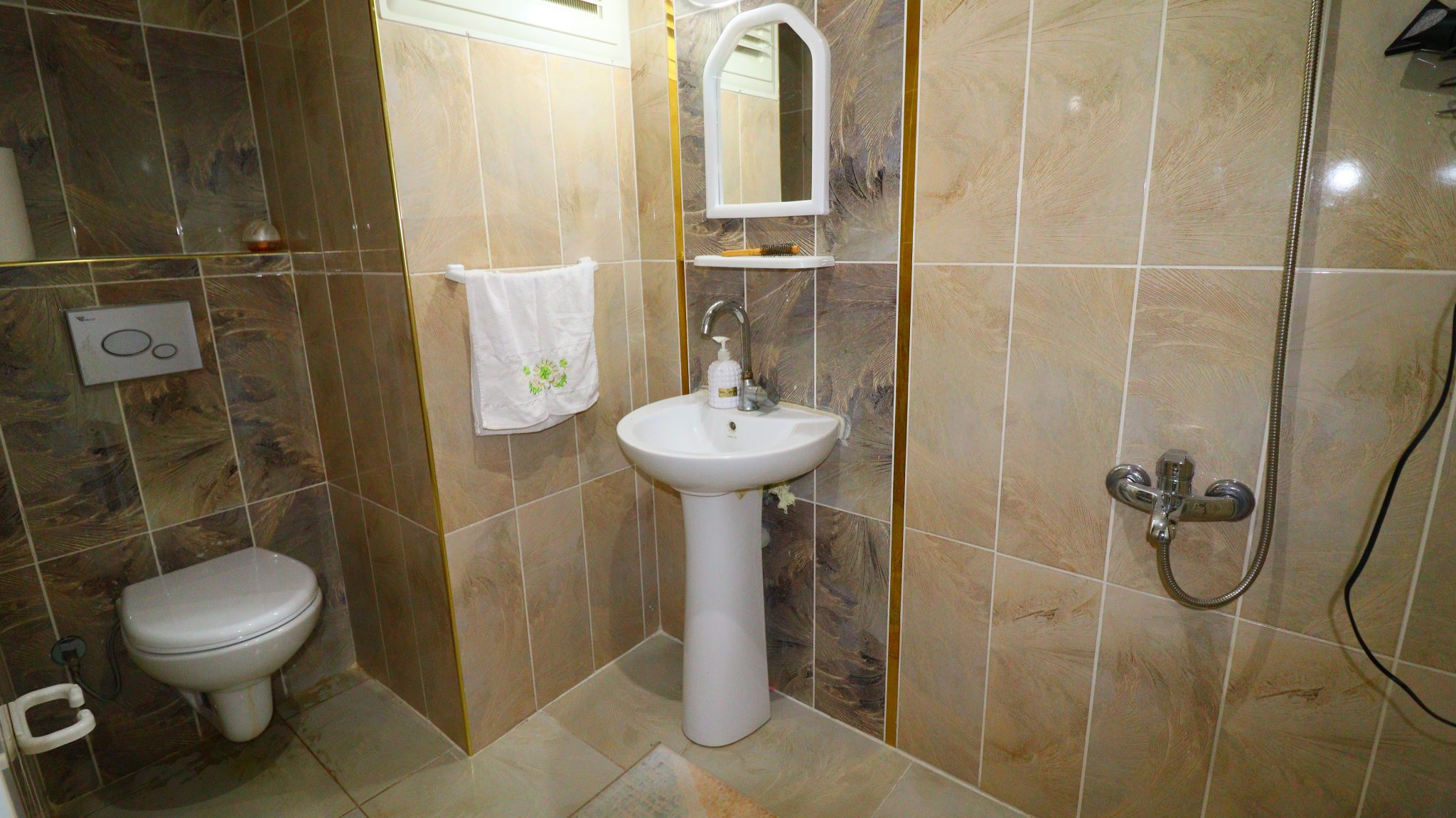 Mersin Erdemli Çeşmeli d400 Highway Route 2+1 Wohnung zum günstigen Preis zu verkaufen
