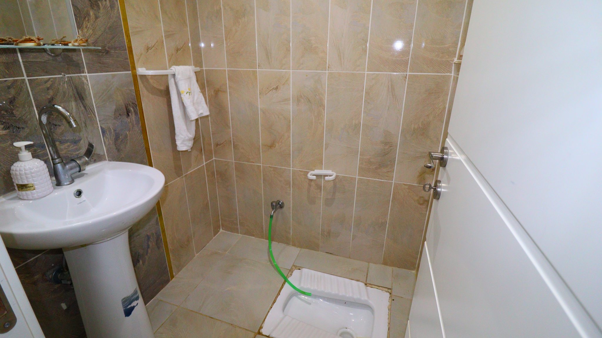 Mersin Erdemli Çeşmeli d400 Highway Route 2+1 Wohnung zum günstigen Preis zu verkaufen