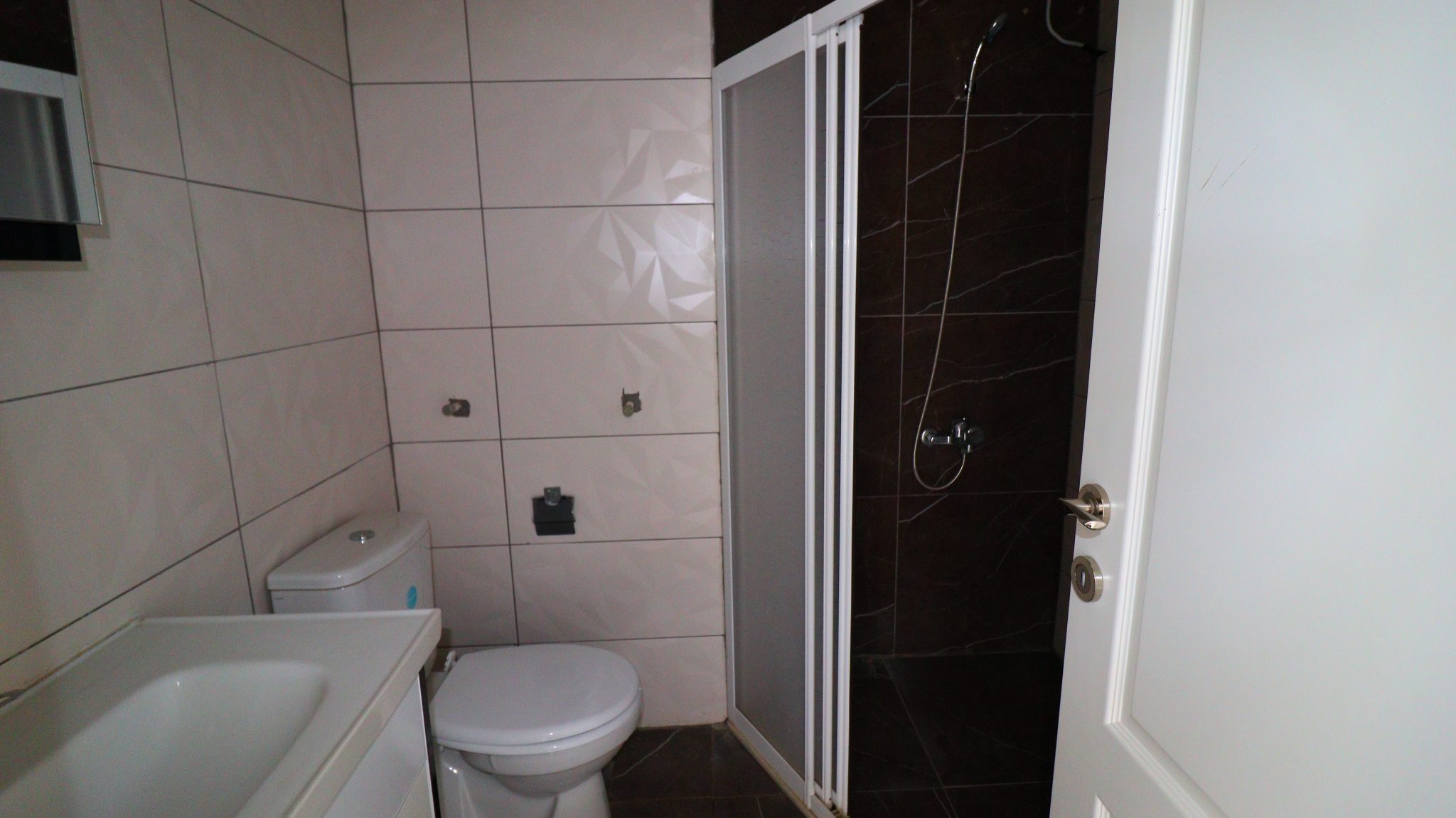 Mersin Erdemli Koyuncu Yuksel Demir 3+1 geräumige Wohnung zu verkaufen