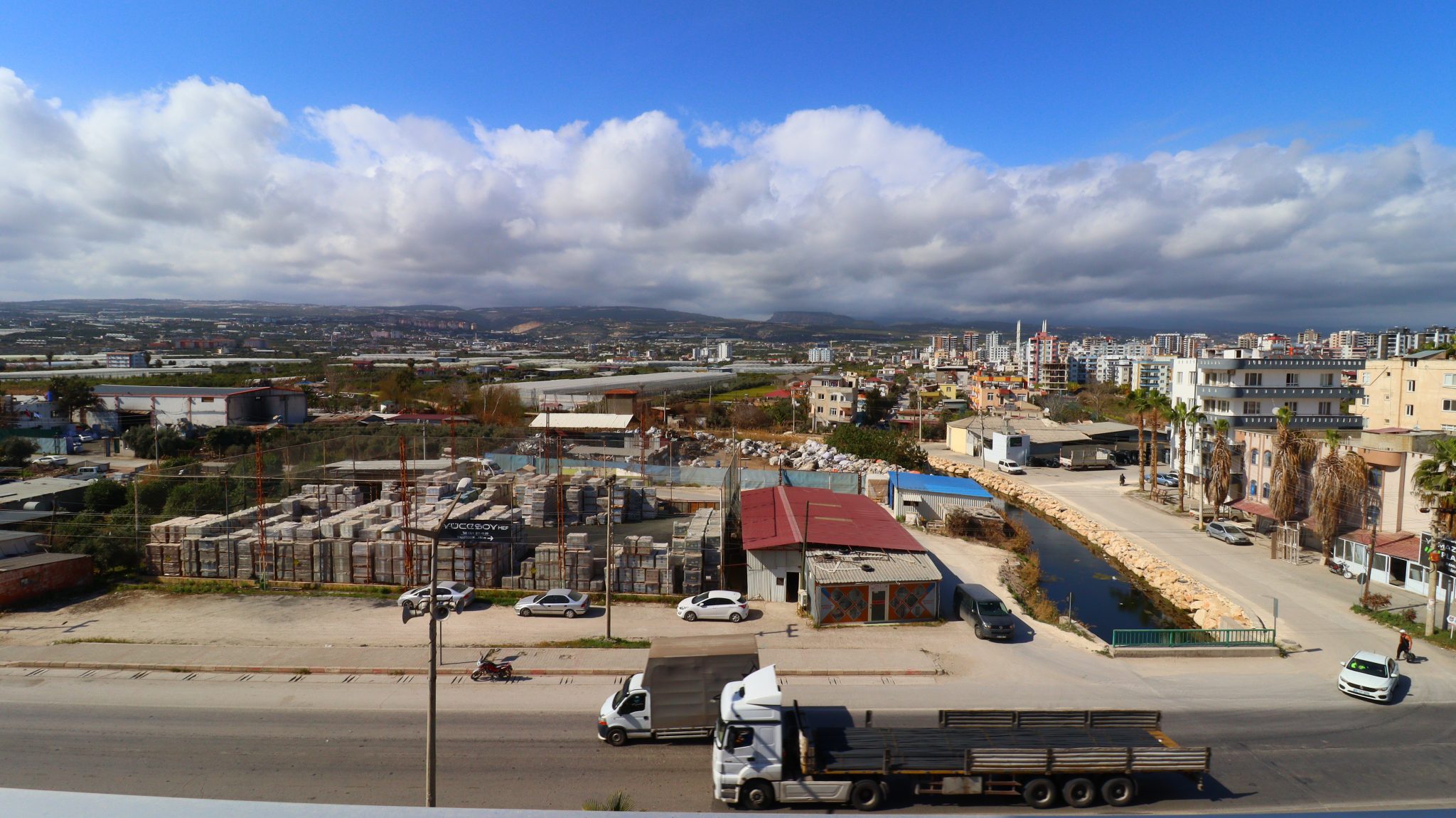 Mersin Erdemli Koyuncu Yuksel Demir 3+1 geräumige Wohnung zu verkaufen