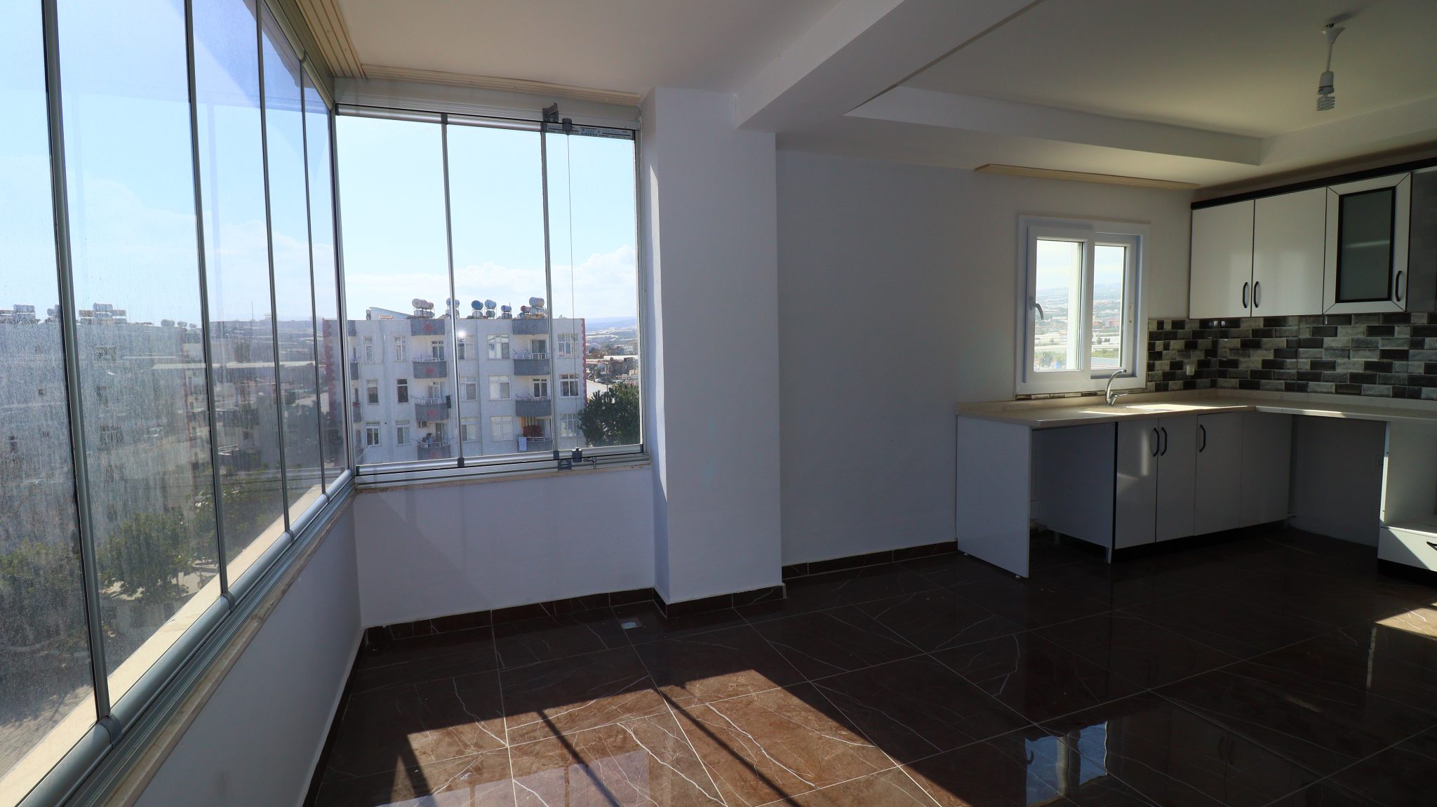 Mersin Erdemli Koyuncu Yuksel Demir 3+1 geräumige Wohnung zu verkaufen