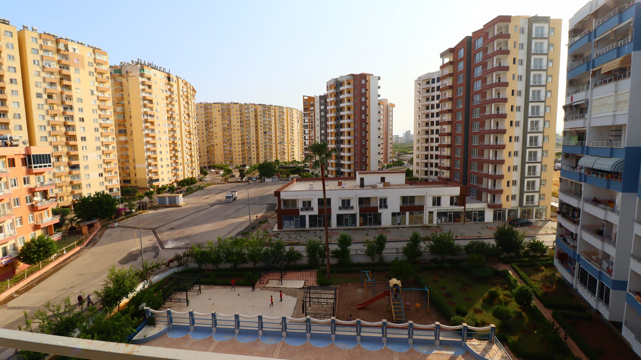 2+1 Wohnung mit Meerblick zum Verkauf in Mersin Erdemli Tömük Akin Sitesi Möbliert