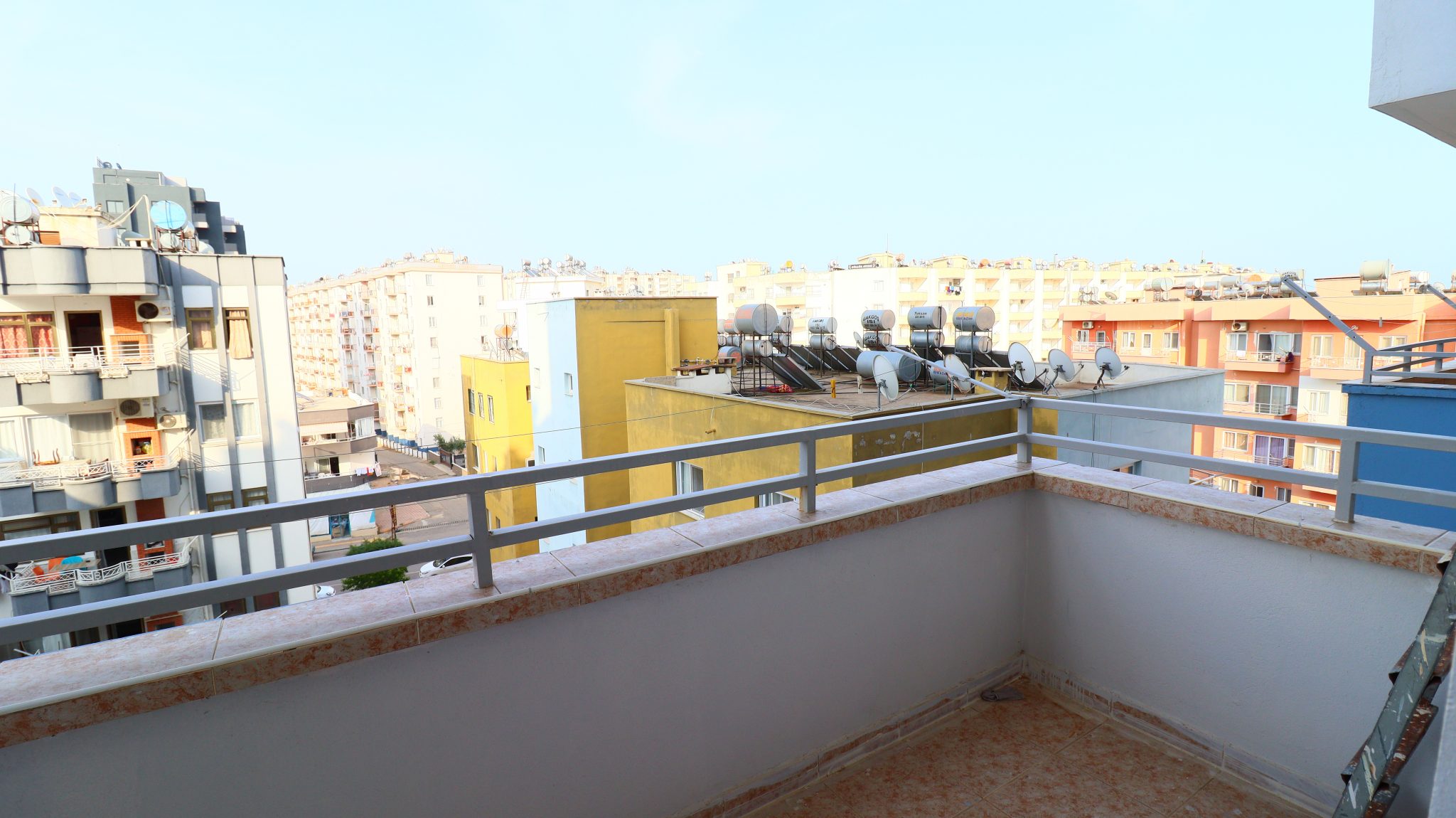 2+1 Wohnung mit Meerblick zum Verkauf in Mersin Erdemli Tömük Akin Sitesi Möbliert