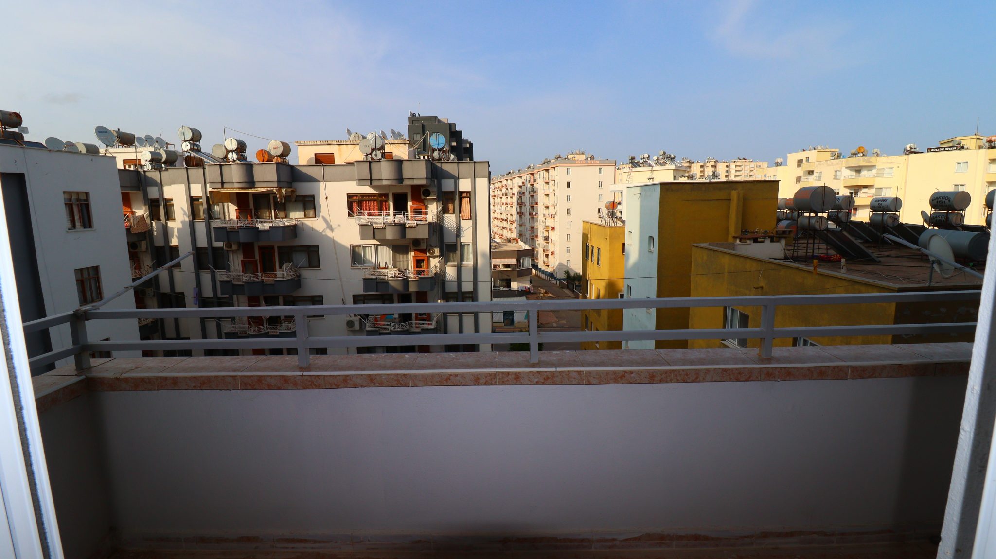 2+1 Wohnung mit Meerblick zum Verkauf in Mersin Erdemli Tömük Akin Sitesi Möbliert