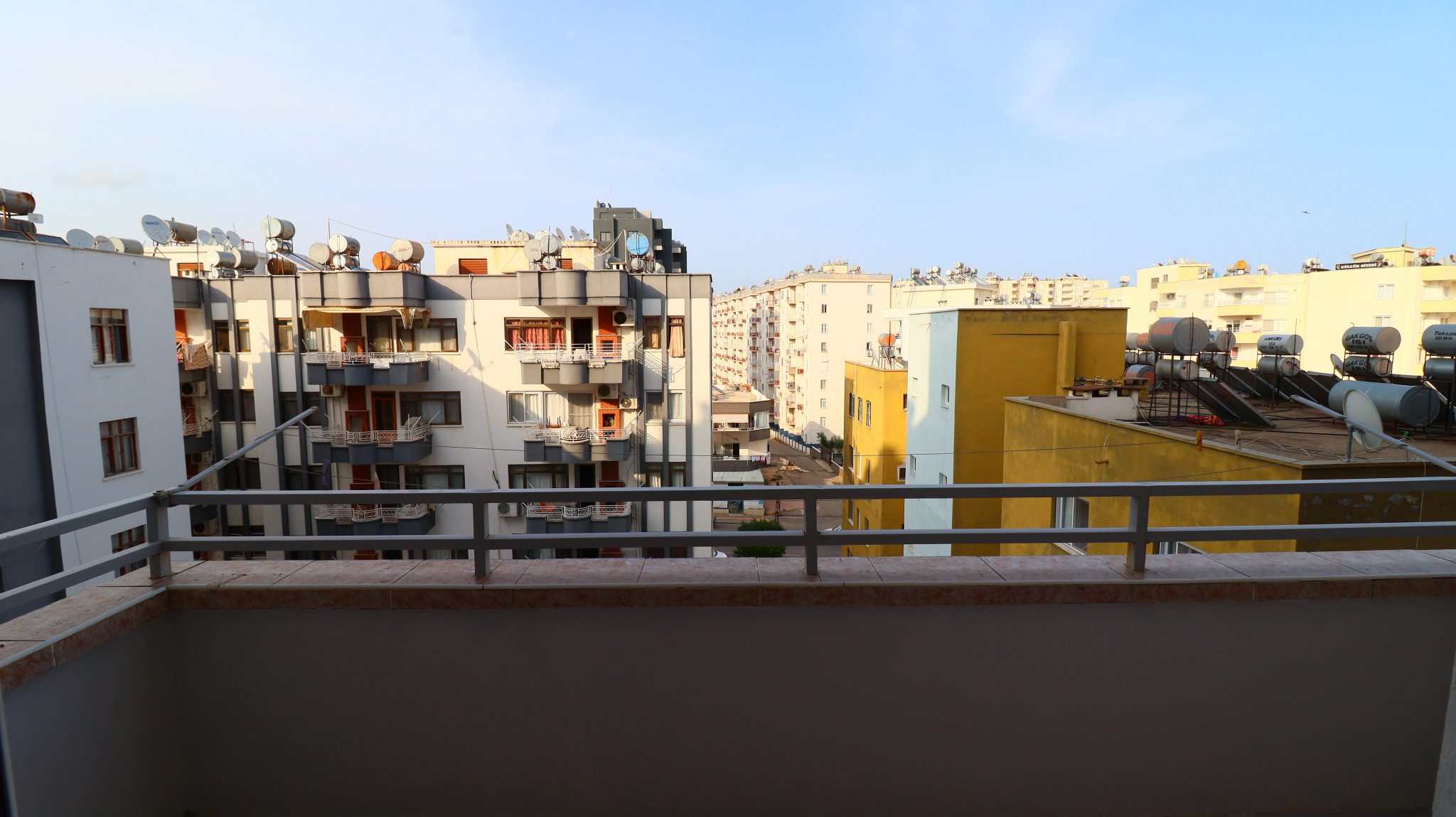 2+1 Wohnung mit Meerblick zum Verkauf in Mersin Erdemli Tömük Akin Sitesi Möbliert