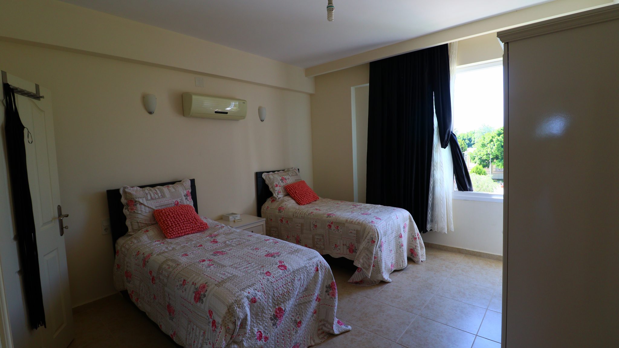 Mersin Erdemli Kargıpınarı Queenaba Site 3+1 möblierte Eckwohnung zu verkaufen