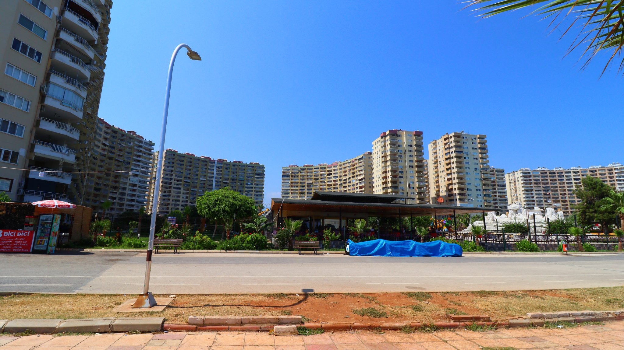 Mersin Erdemli Tömük Flamingo 8 Site Front Block 2+1 Geräumige Wohnung zu verkaufen