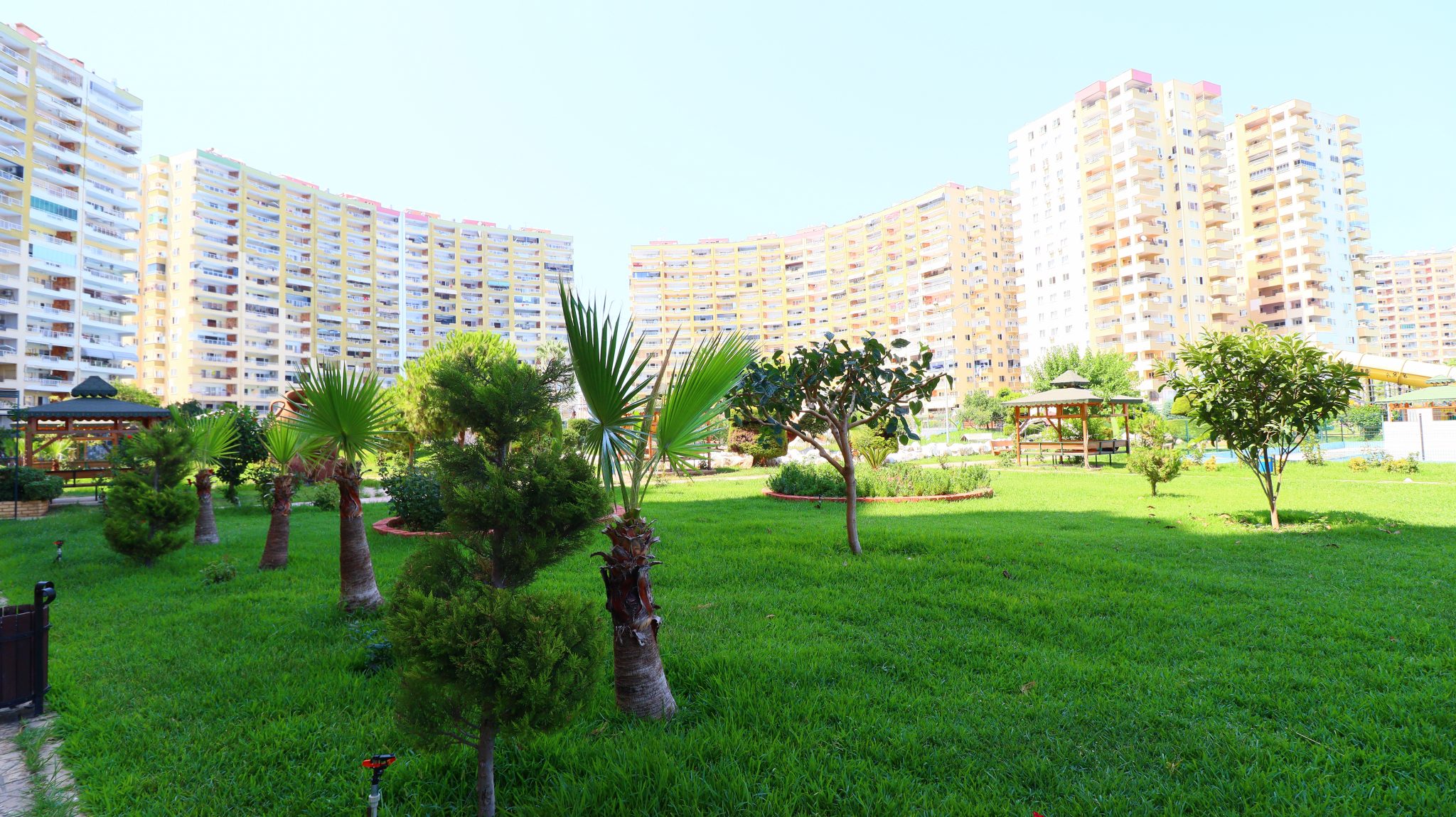 Mersin Erdemli Tömük Flamingo 8 Site Front Block 2+1 Geräumige Wohnung zu verkaufen