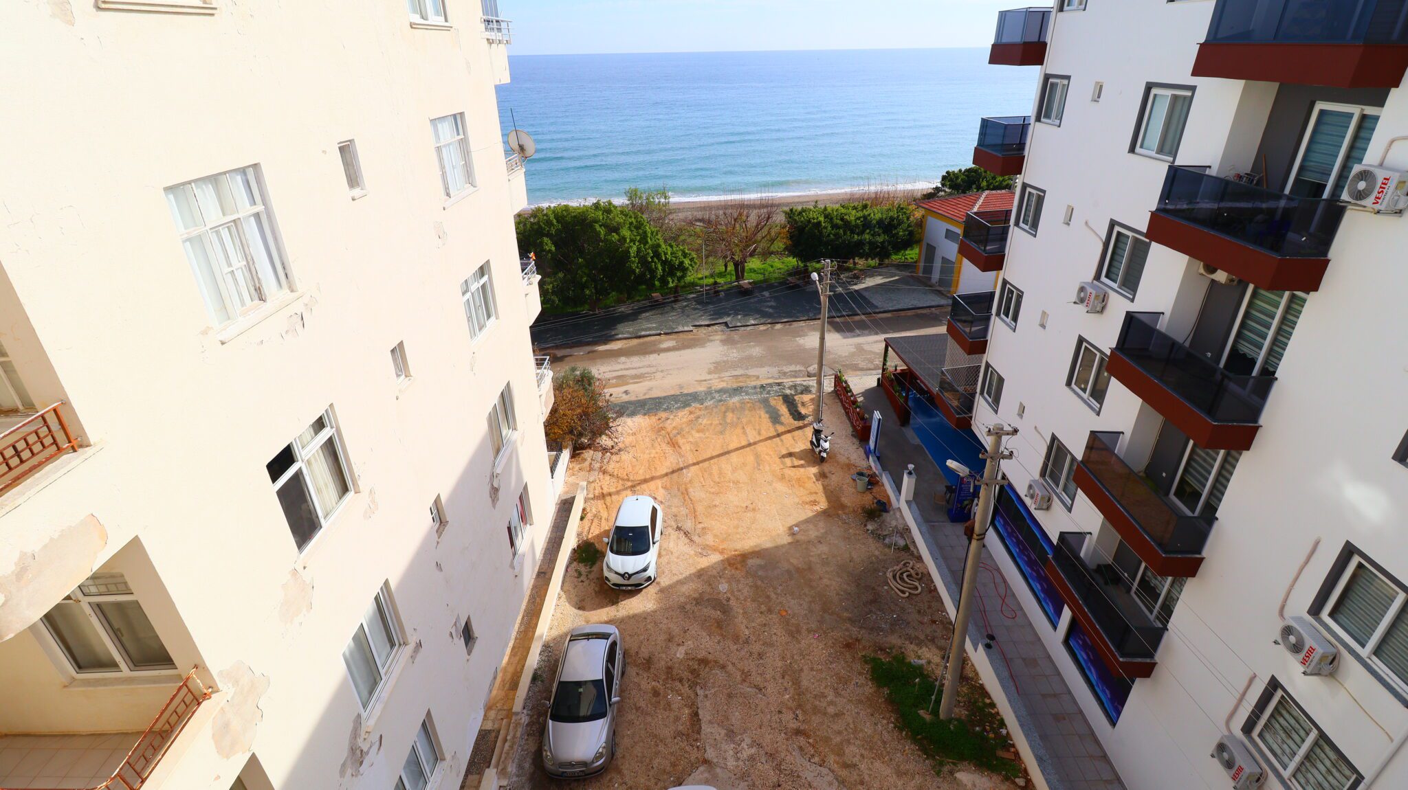 Mersin Erdemli Kocahasanlı Sahilde Eşyalı Satılık 3+1 Bakımlı Daire
