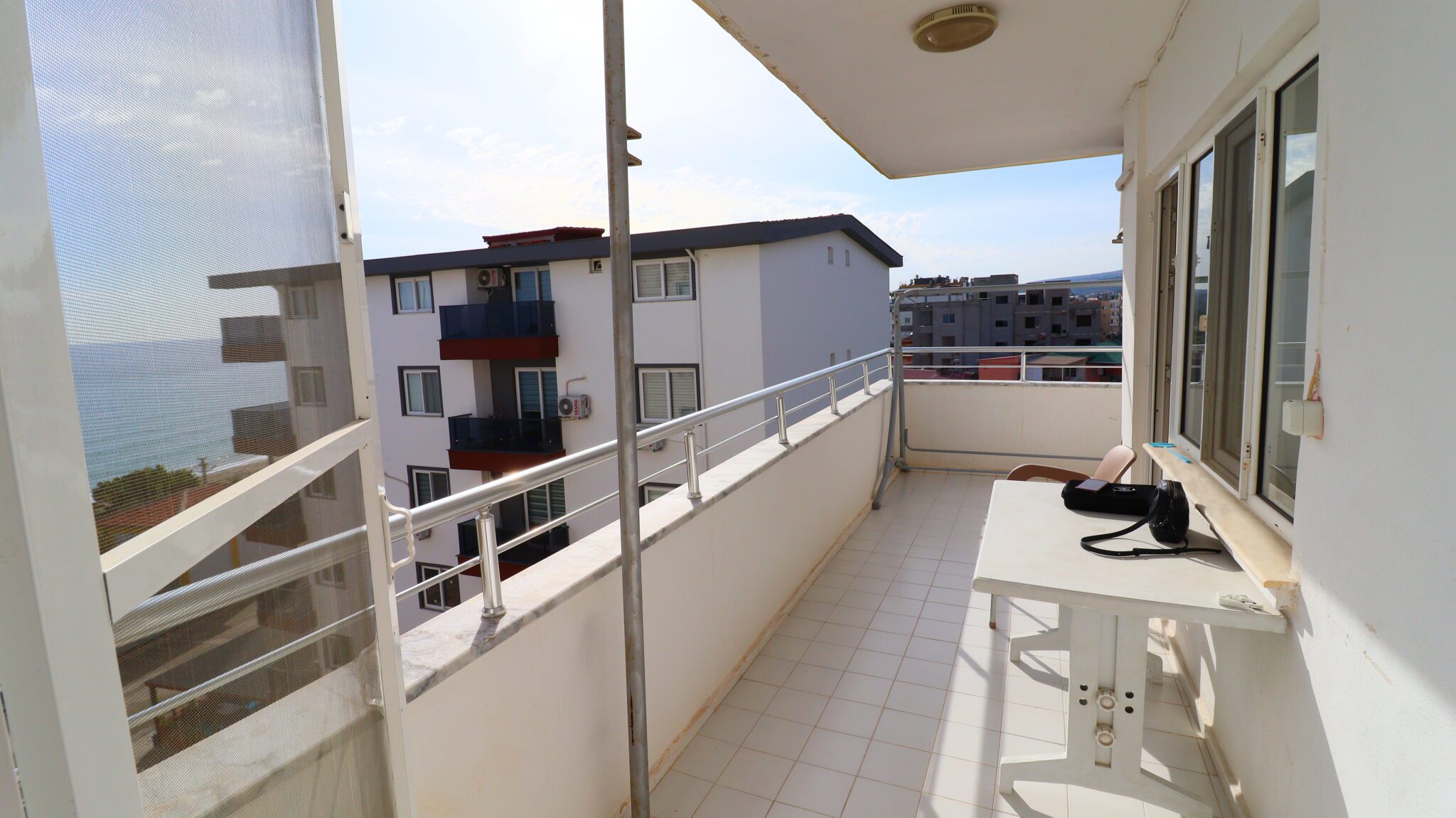 Mersin Erdemli Kocahasanlı Sahilde Eşyalı Satılık 3+1 Bakımlı Daire