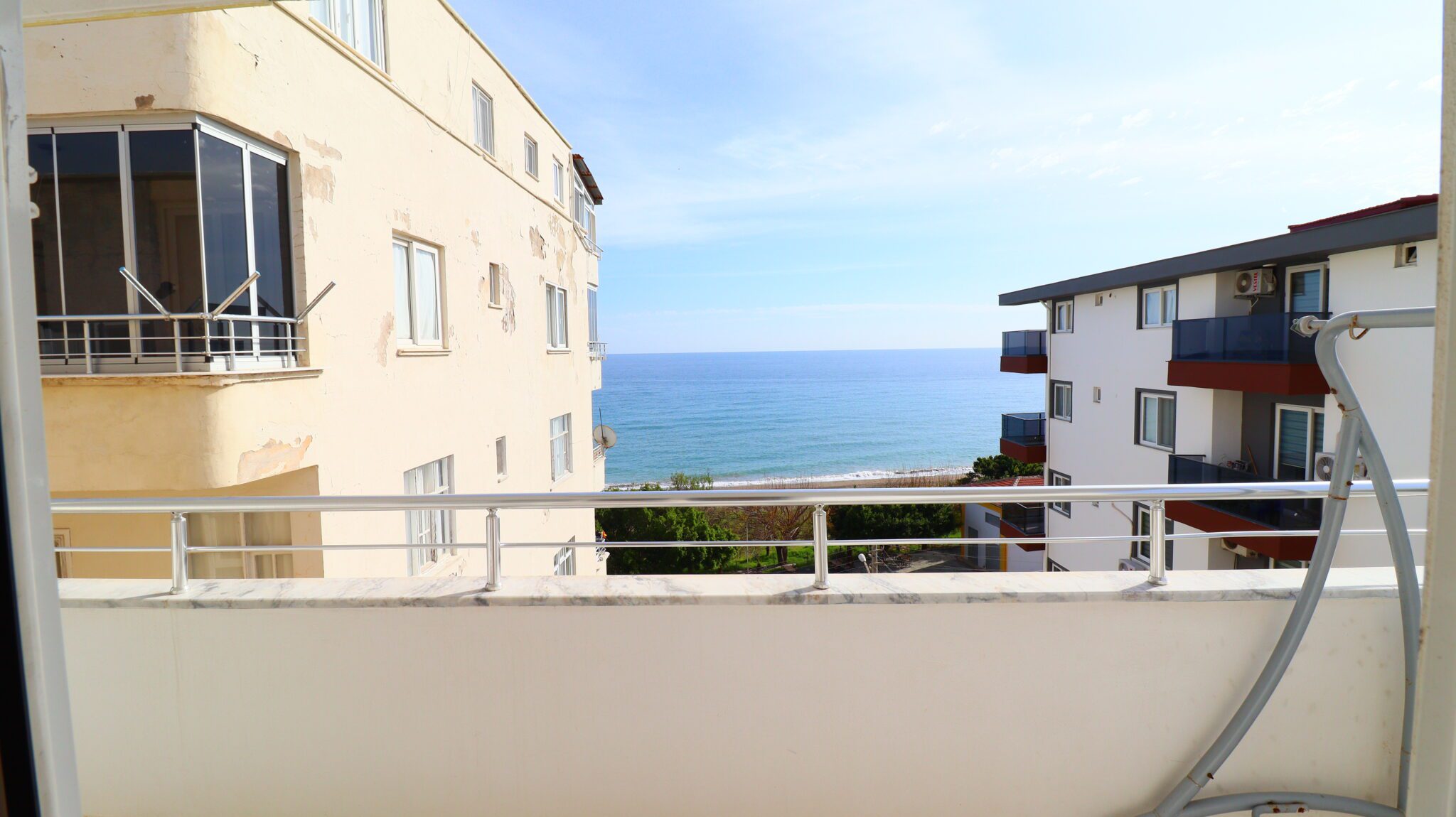 Mersin Erdemli Kocahasanlı Sahilde Eşyalı Satılık 3+1 Bakımlı Daire