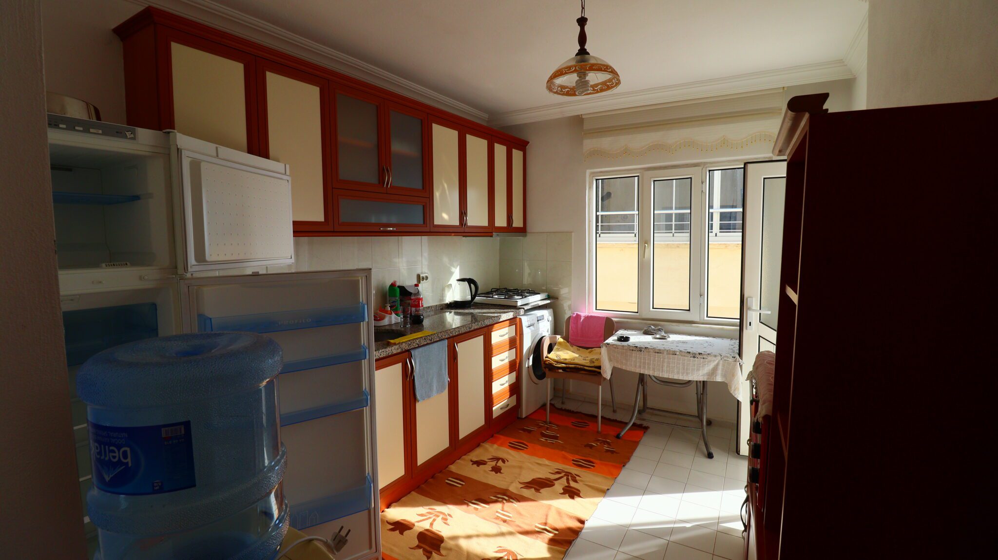 Mersin Erdemli Kocahasanlı Sahilde Eşyalı Satılık 3+1 Bakımlı Daire
