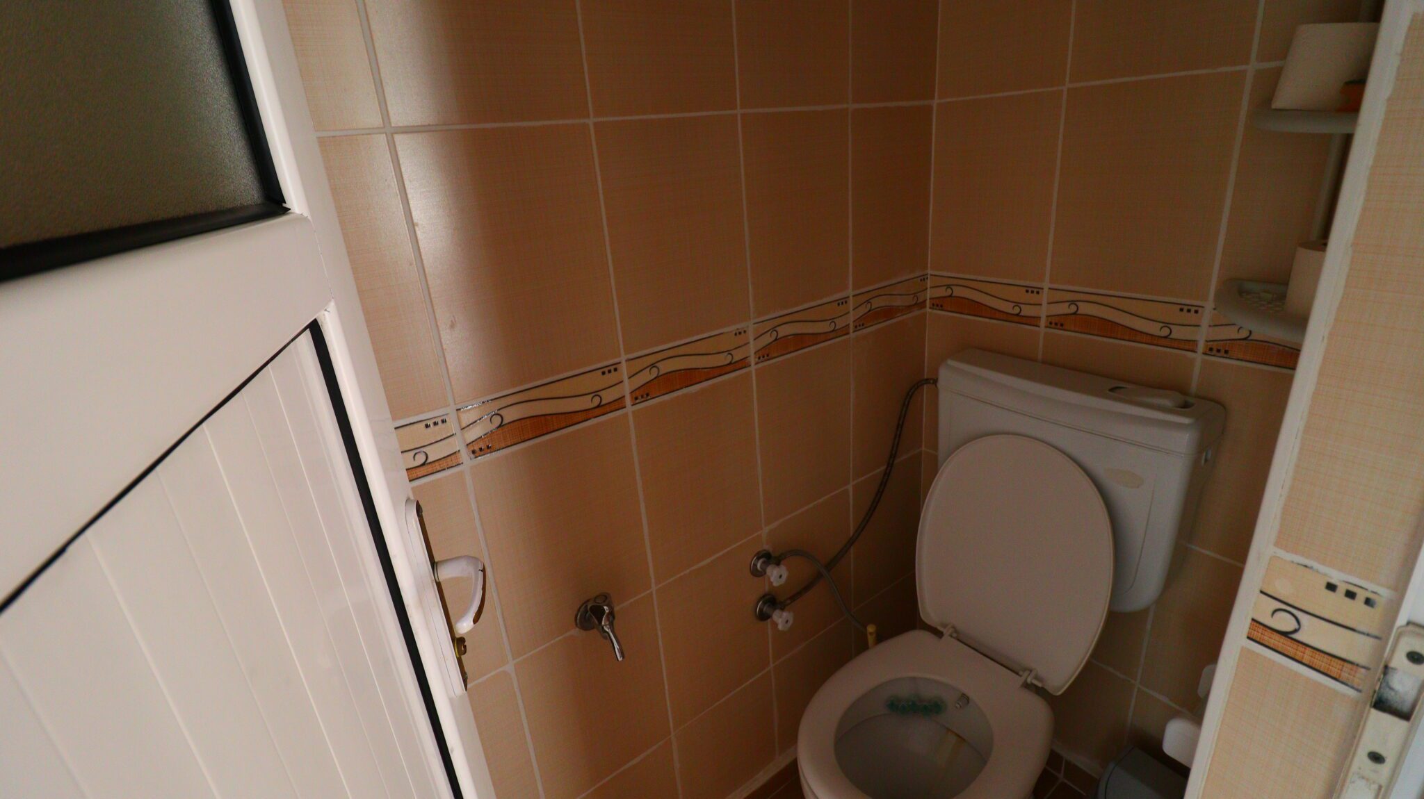Mersin Erdemli Kocahasanlı Sahilde Eşyalı Satılık 3+1 Bakımlı Daire