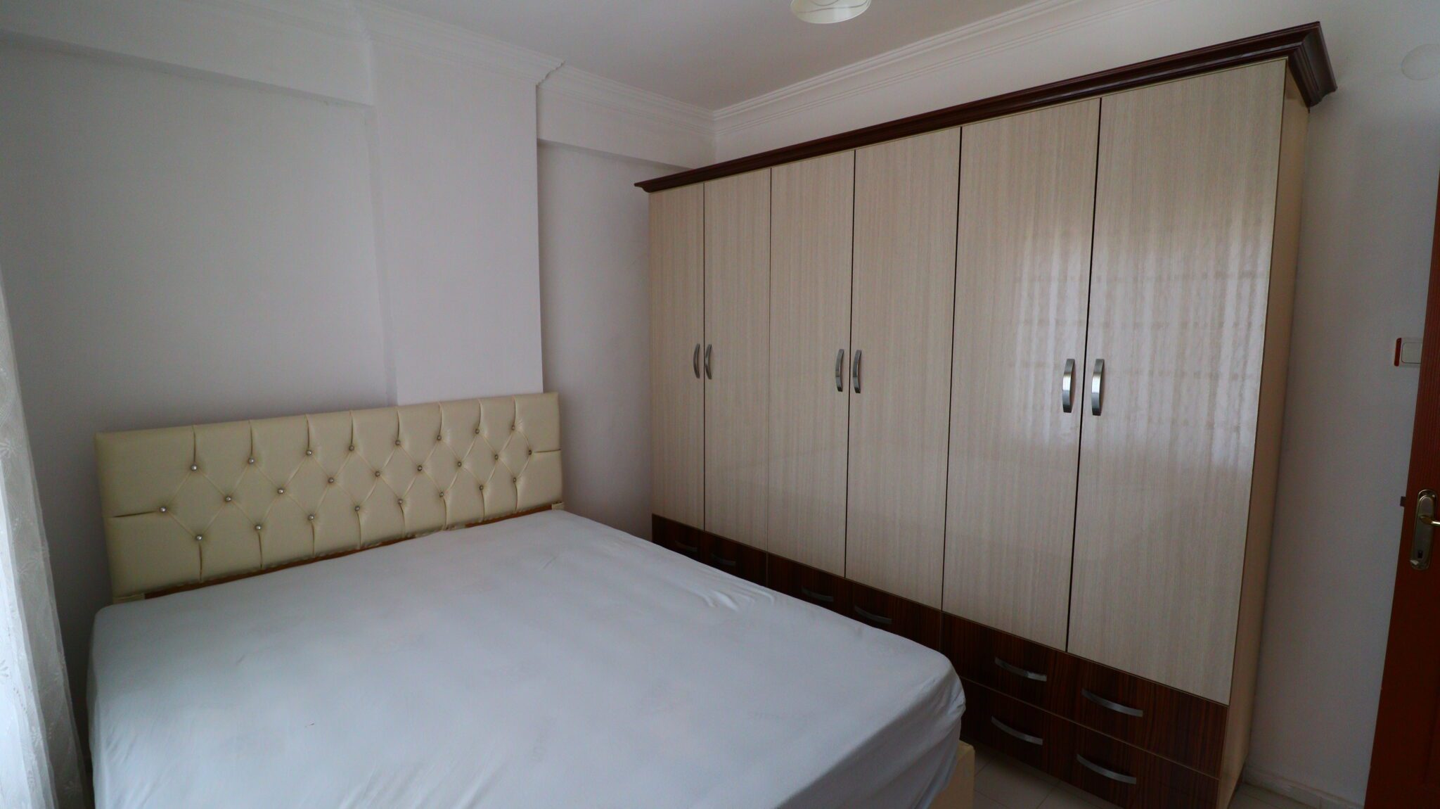 Mersin Erdemli Kocahasanlı Sahilde Eşyalı Satılık 3+1 Bakımlı Daire