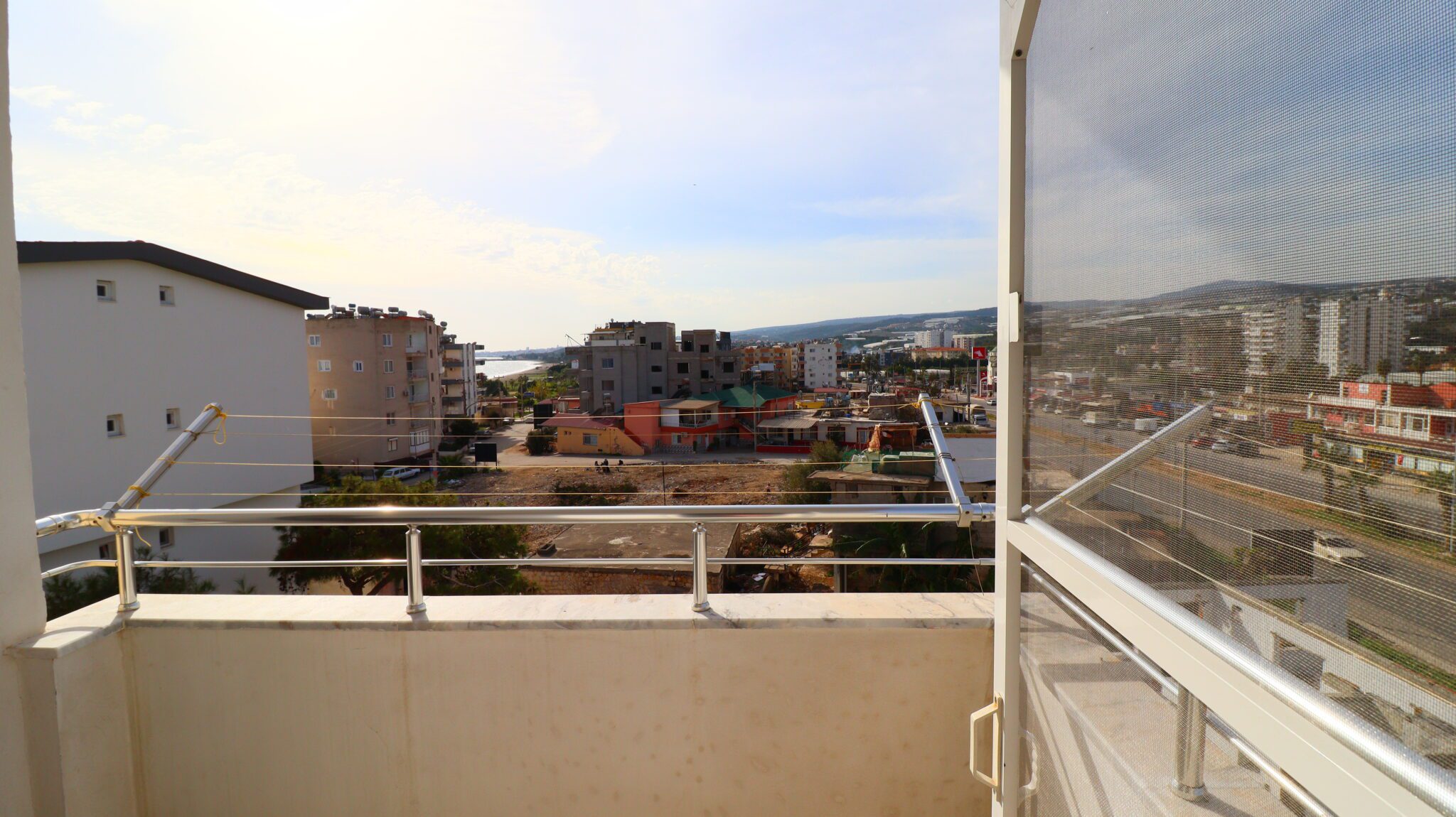 Mersin Erdemli Kocahasanlı Sahilde Eşyalı Satılık 3+1 Bakımlı Daire