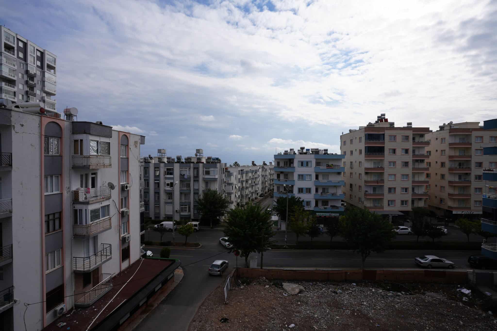 MERSİN ERDEMLİ MERKEZ MAHALLESİ DENİZE YAKIN 1+1 SATILIK DAİRE