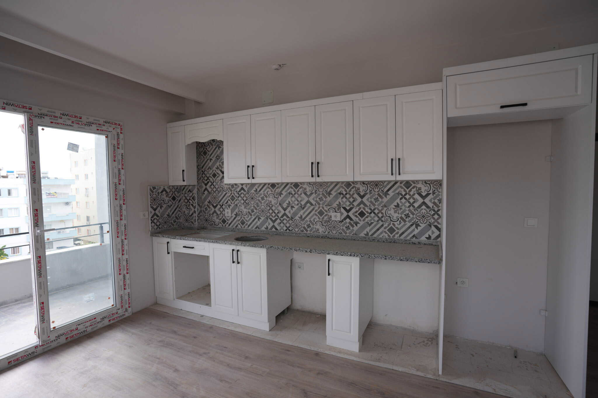 MERSİN ERDEMLİ MERKEZ MAHALLESİ DENİZE YAKIN 1+1 SATILIK DAİRE