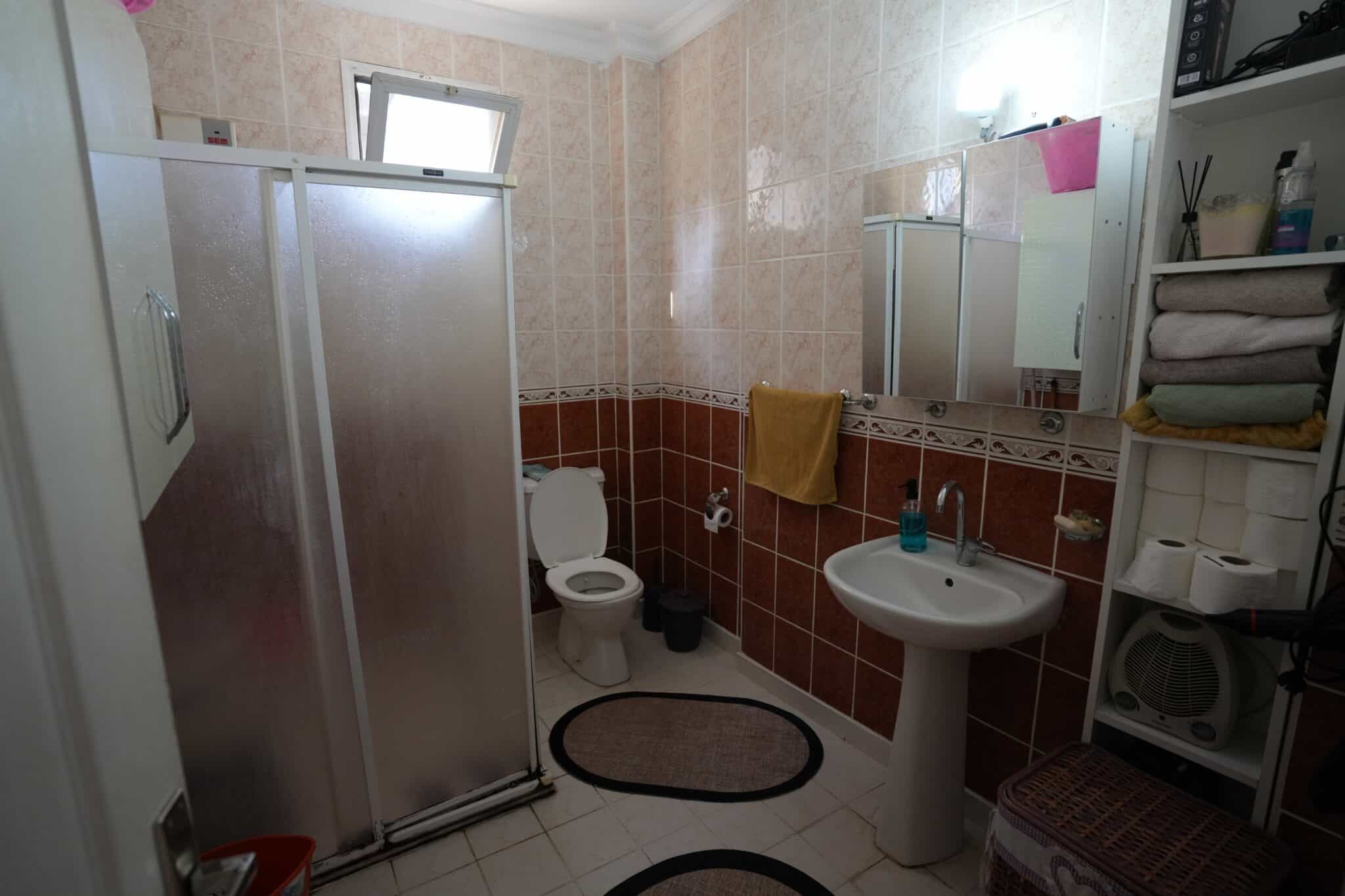 Продаётся трёхкомнатная квартира с отдельной кухней в центре Мерсина Эрдемли