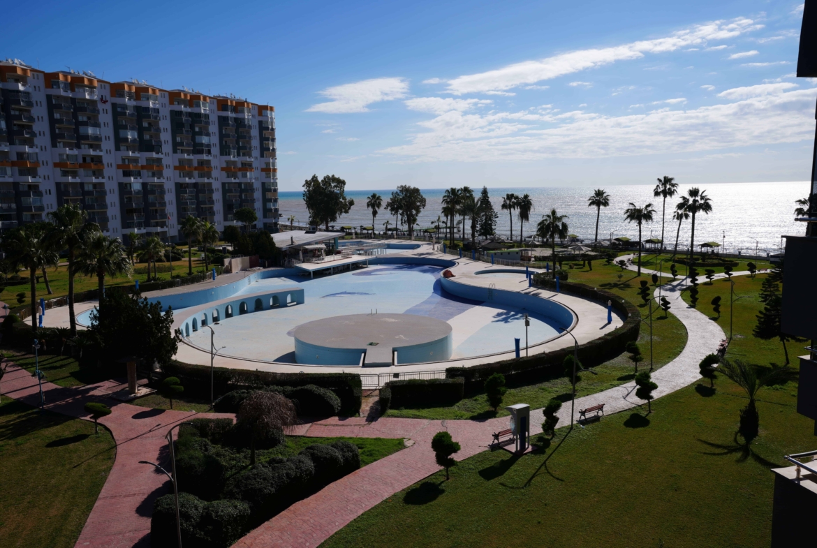 Продается 3+1 квартира в блоке E курортного комплекса Queenaba Resort, Каргипинари, Мерсин.