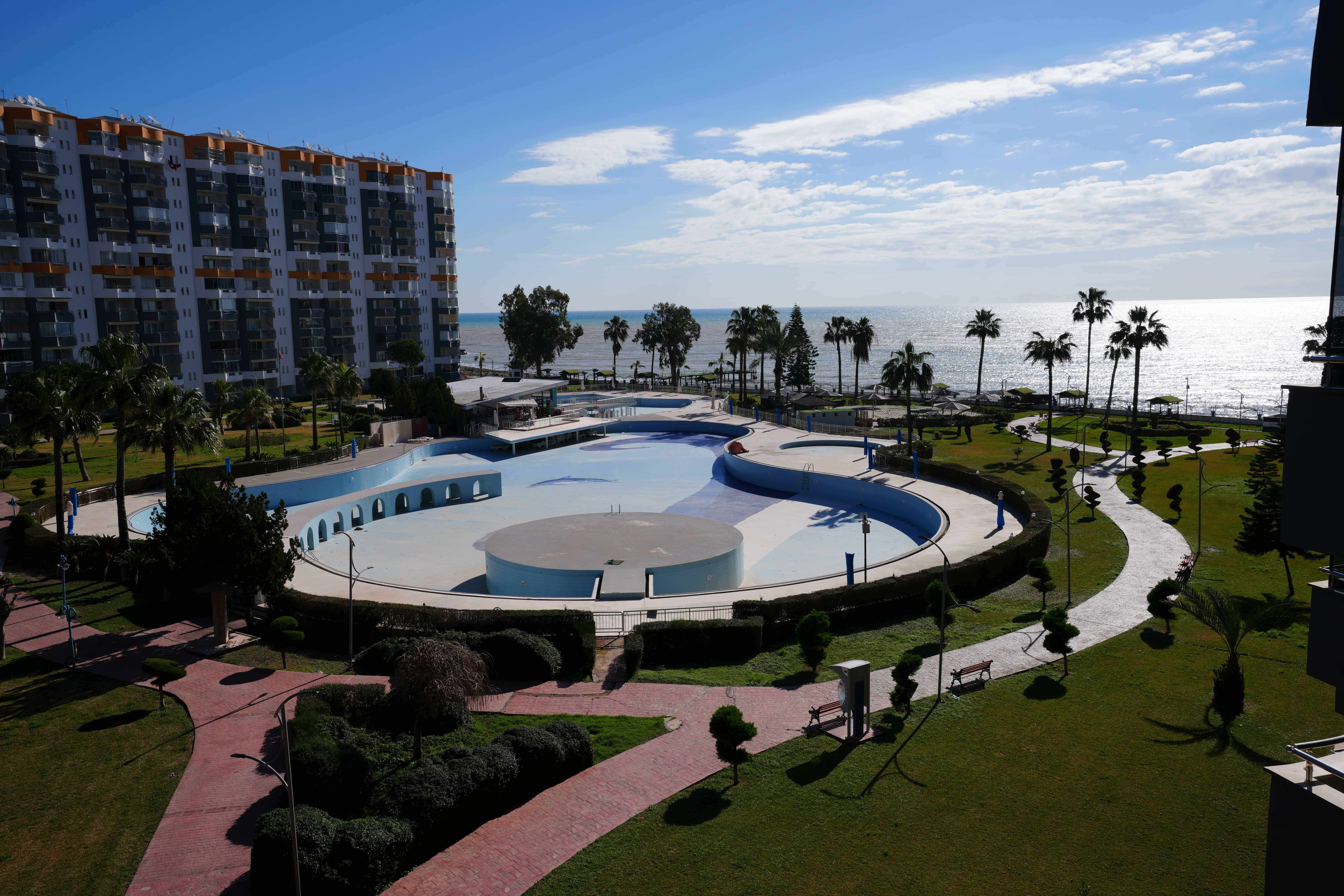 Продается 3+1 квартира в блоке E курортного комплекса Queenaba Resort, Каргипинари, Мерсин.
