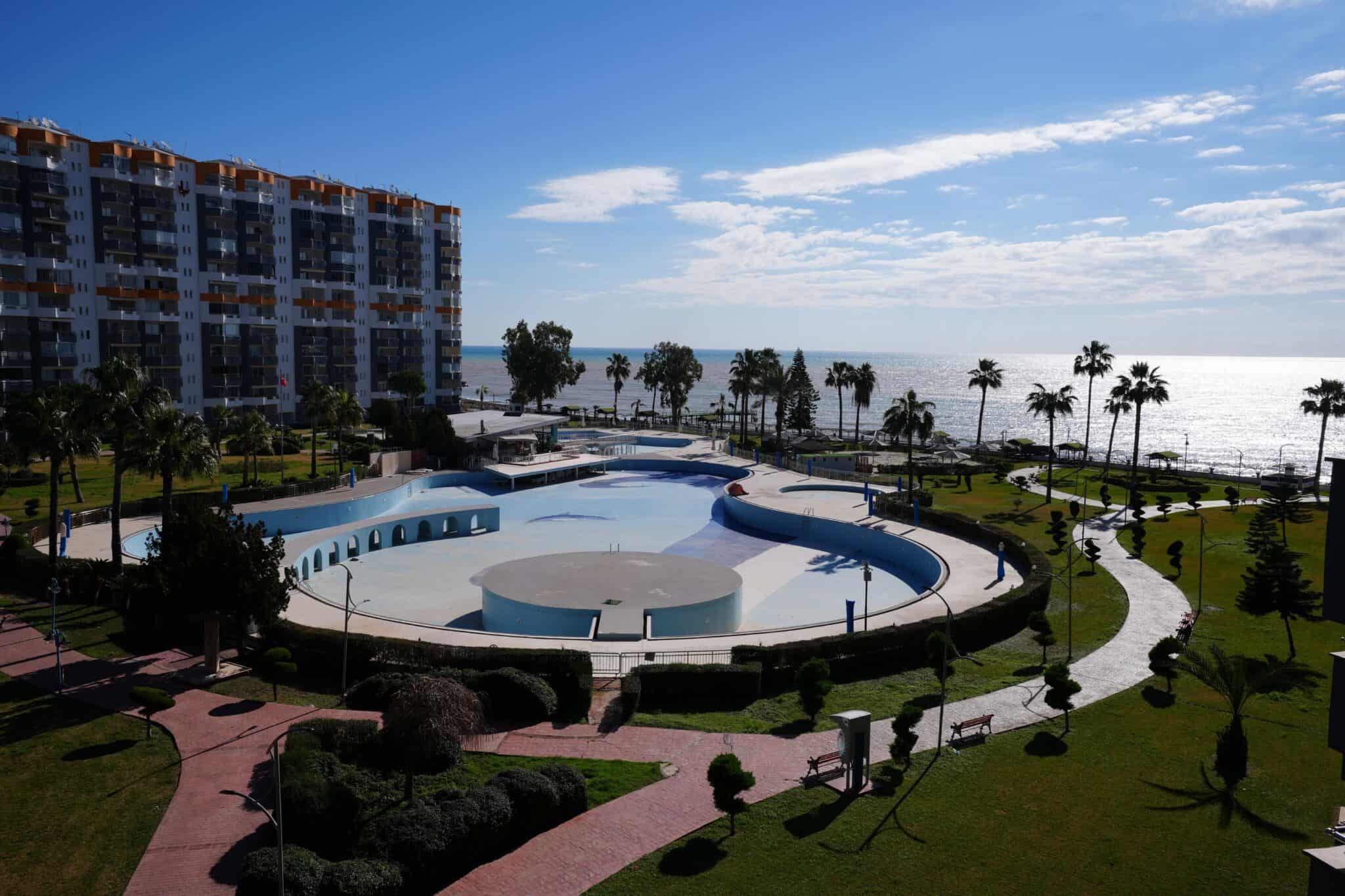 Продается 3+1 квартира в блоке E курортного комплекса Queenaba Resort, Каргипинари, Мерсин.