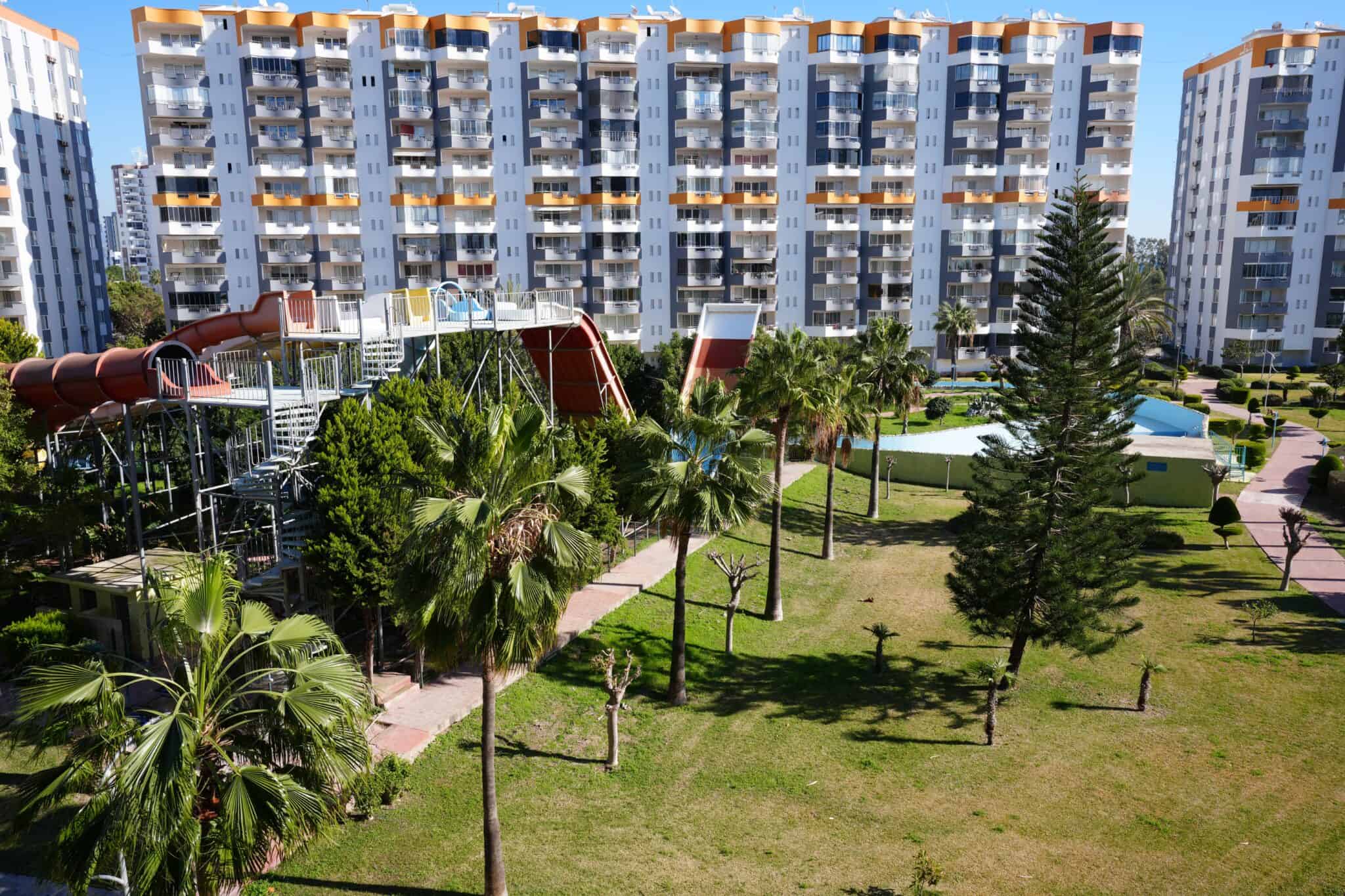 Продается 3+1 квартира в блоке E курортного комплекса Queenaba Resort, Каргипинари, Мерсин.