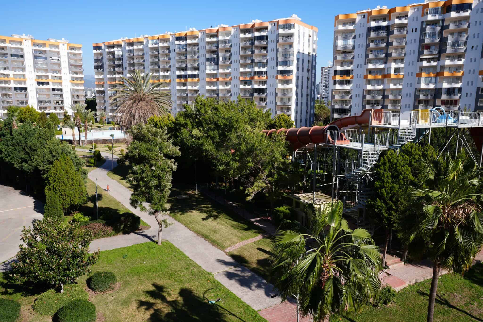 Продается 3+1 квартира в блоке E курортного комплекса Queenaba Resort, Каргипинари, Мерсин.