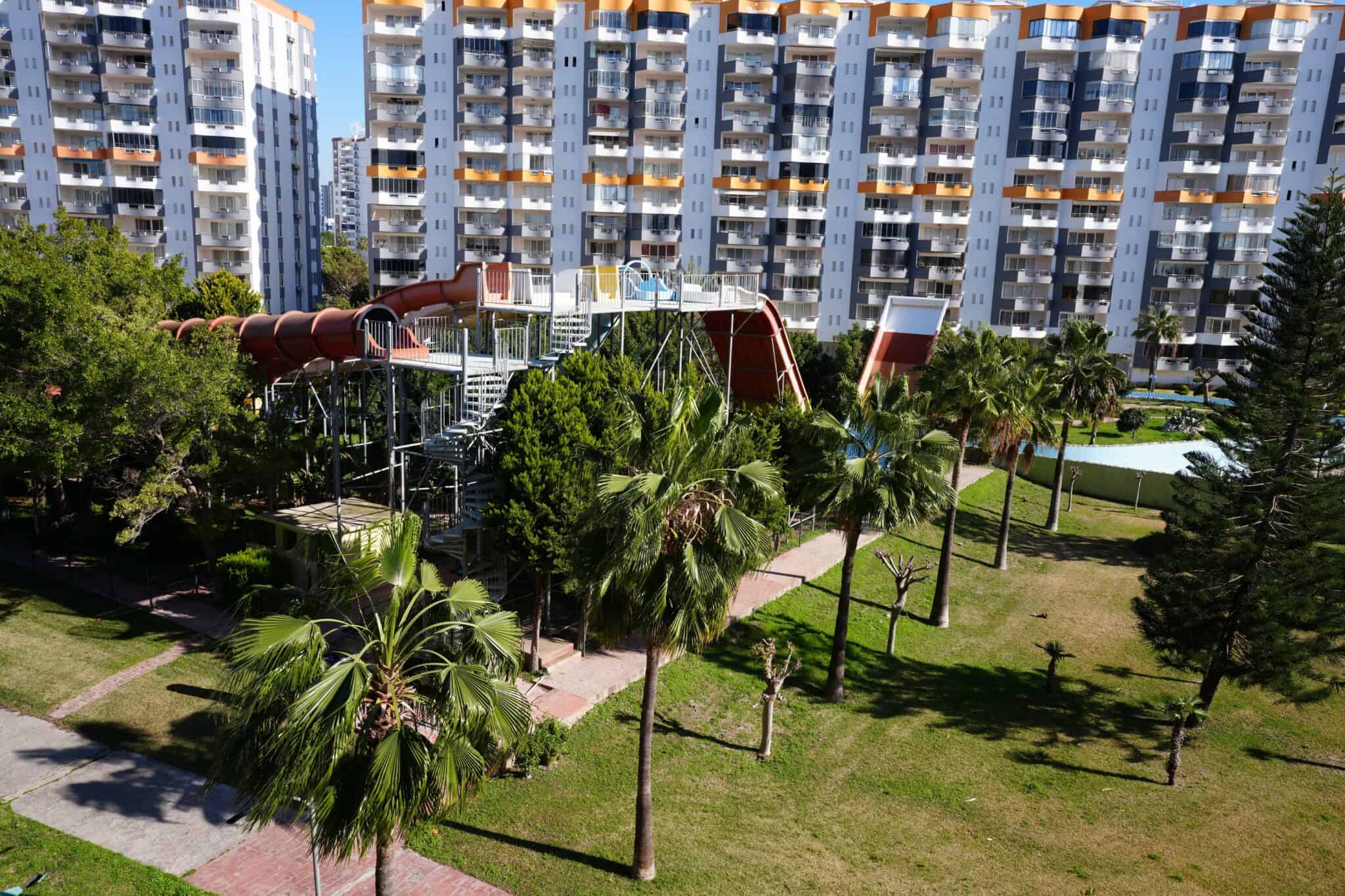Продается 3+1 квартира в блоке E курортного комплекса Queenaba Resort, Каргипинари, Мерсин.