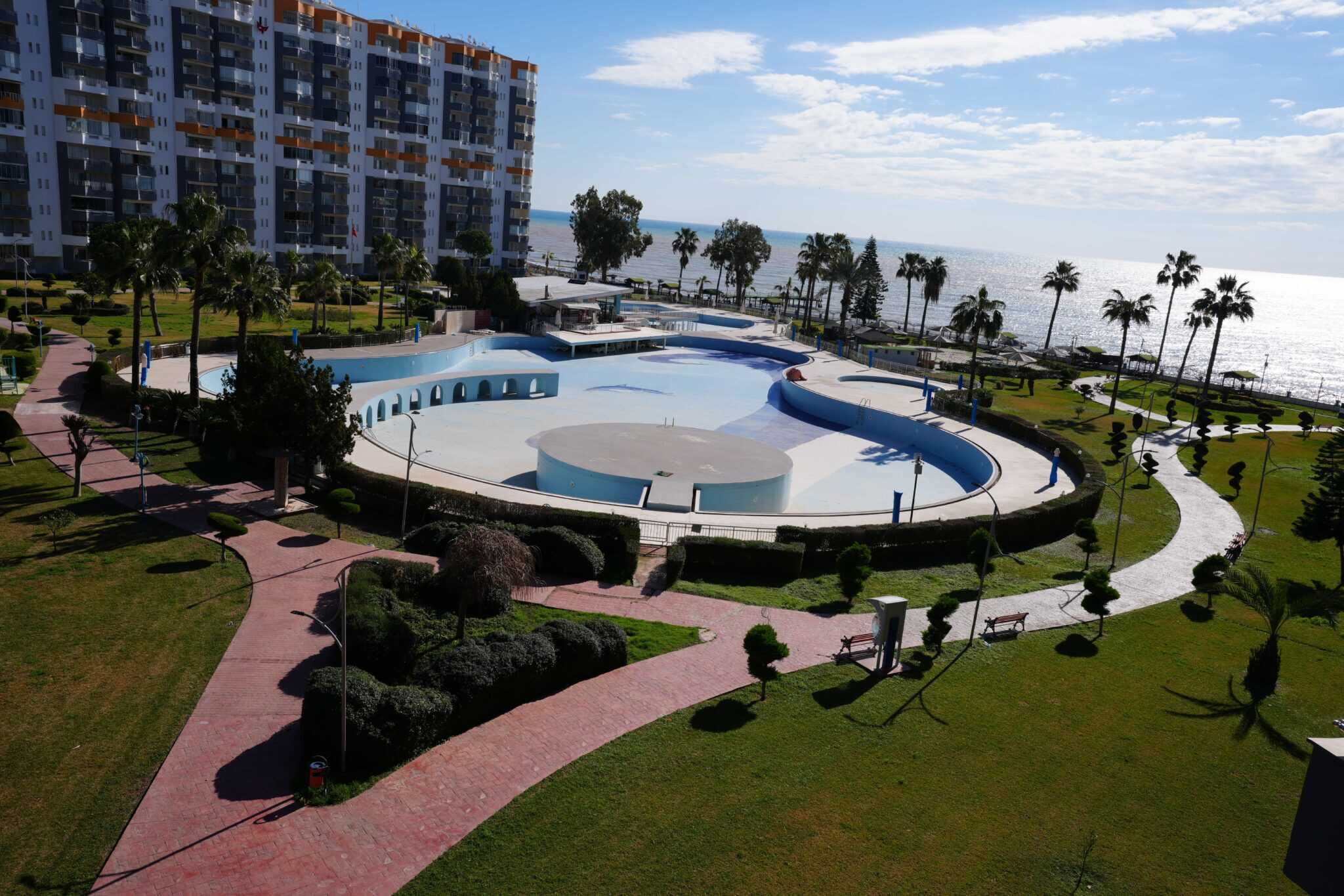 Продается 3+1 квартира в блоке E курортного комплекса Queenaba Resort, Каргипинари, Мерсин.