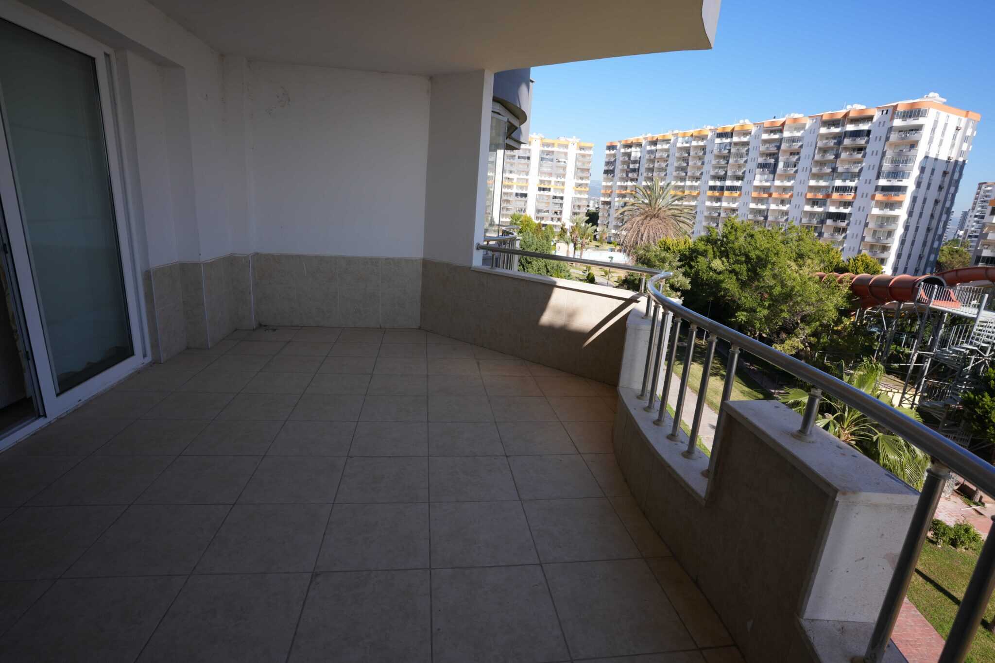 Продается 3+1 квартира в блоке E курортного комплекса Queenaba Resort, Каргипинари, Мерсин.