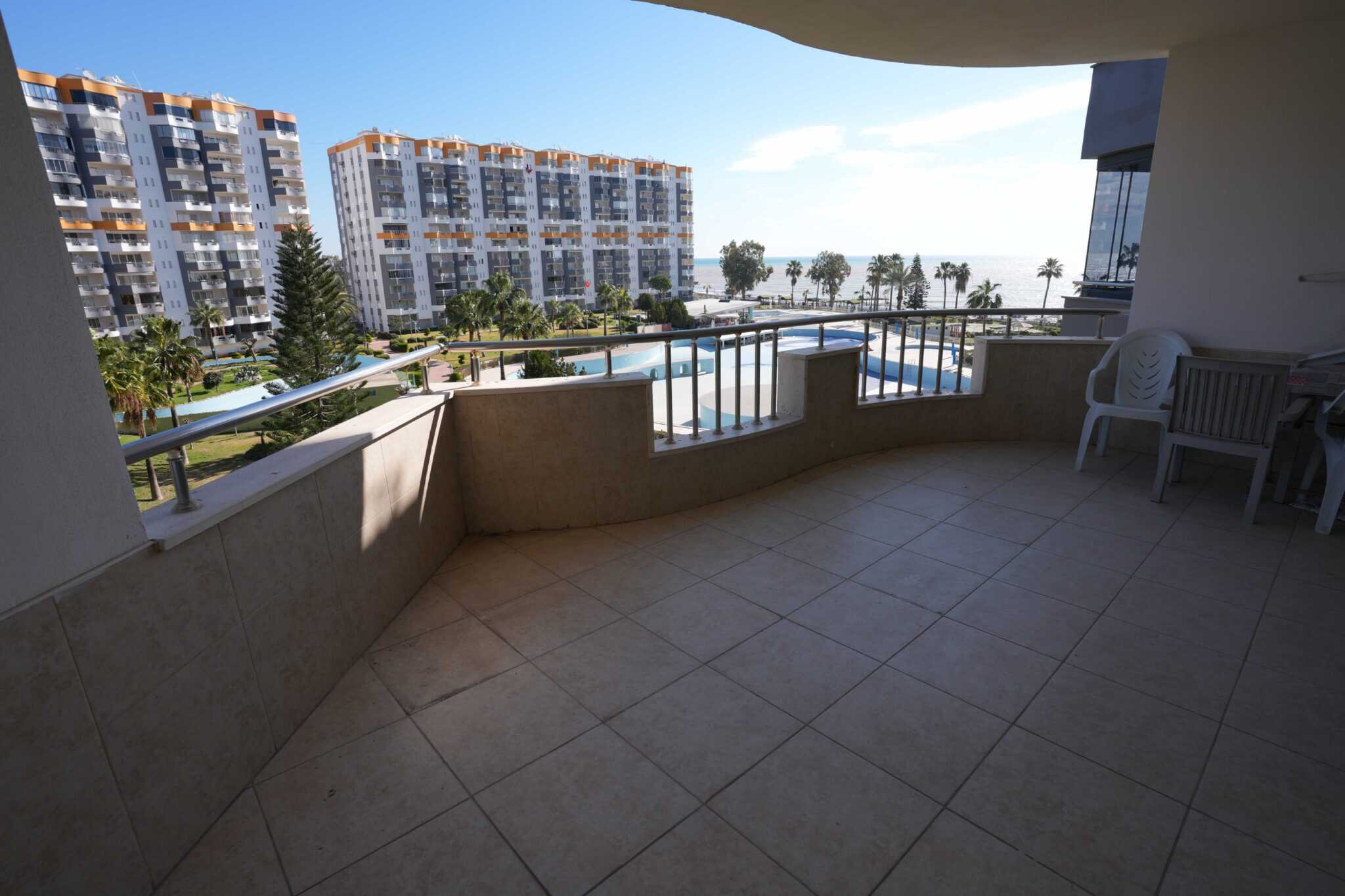 Продается 3+1 квартира в блоке E курортного комплекса Queenaba Resort, Каргипинари, Мерсин.
