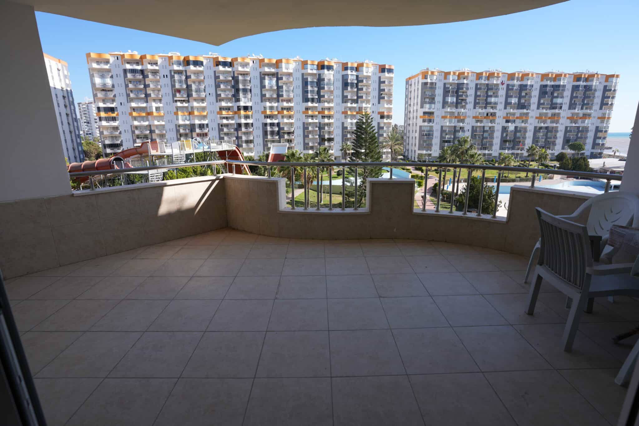 Продается 3+1 квартира в блоке E курортного комплекса Queenaba Resort, Каргипинари, Мерсин.