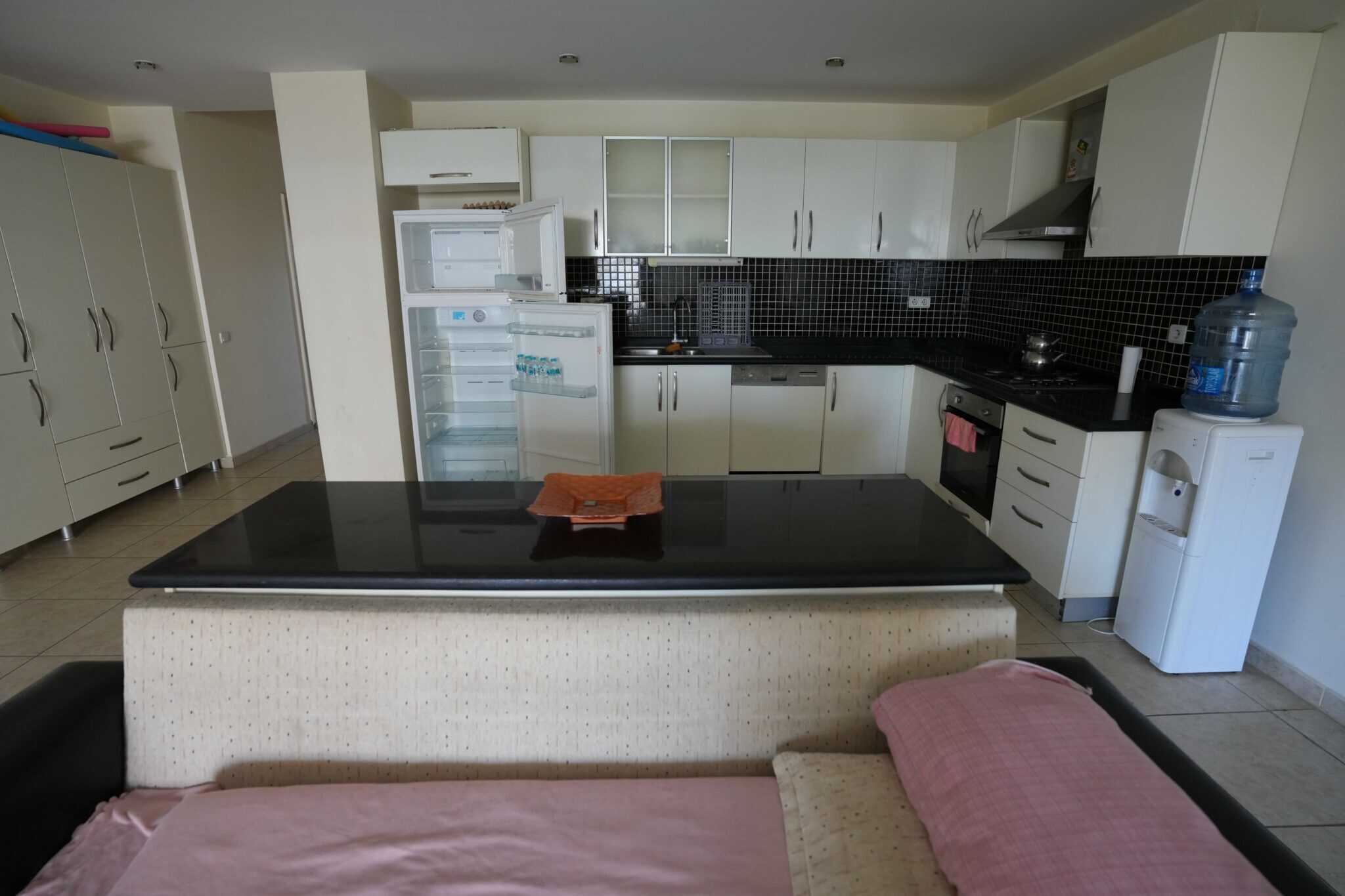 Продается 3+1 квартира в блоке E курортного комплекса Queenaba Resort, Каргипинари, Мерсин.