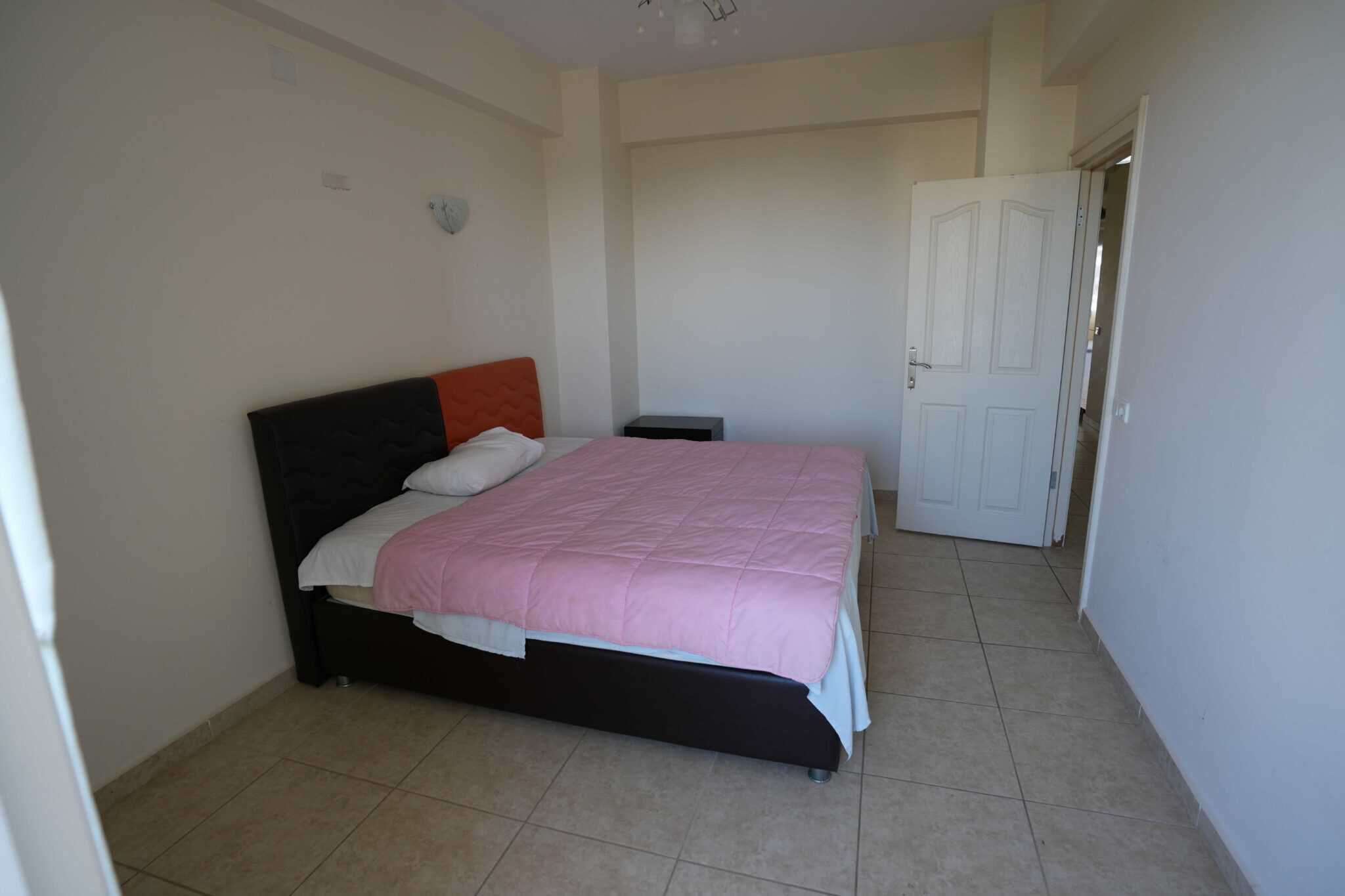Продается 3+1 квартира в блоке E курортного комплекса Queenaba Resort, Каргипинари, Мерсин.