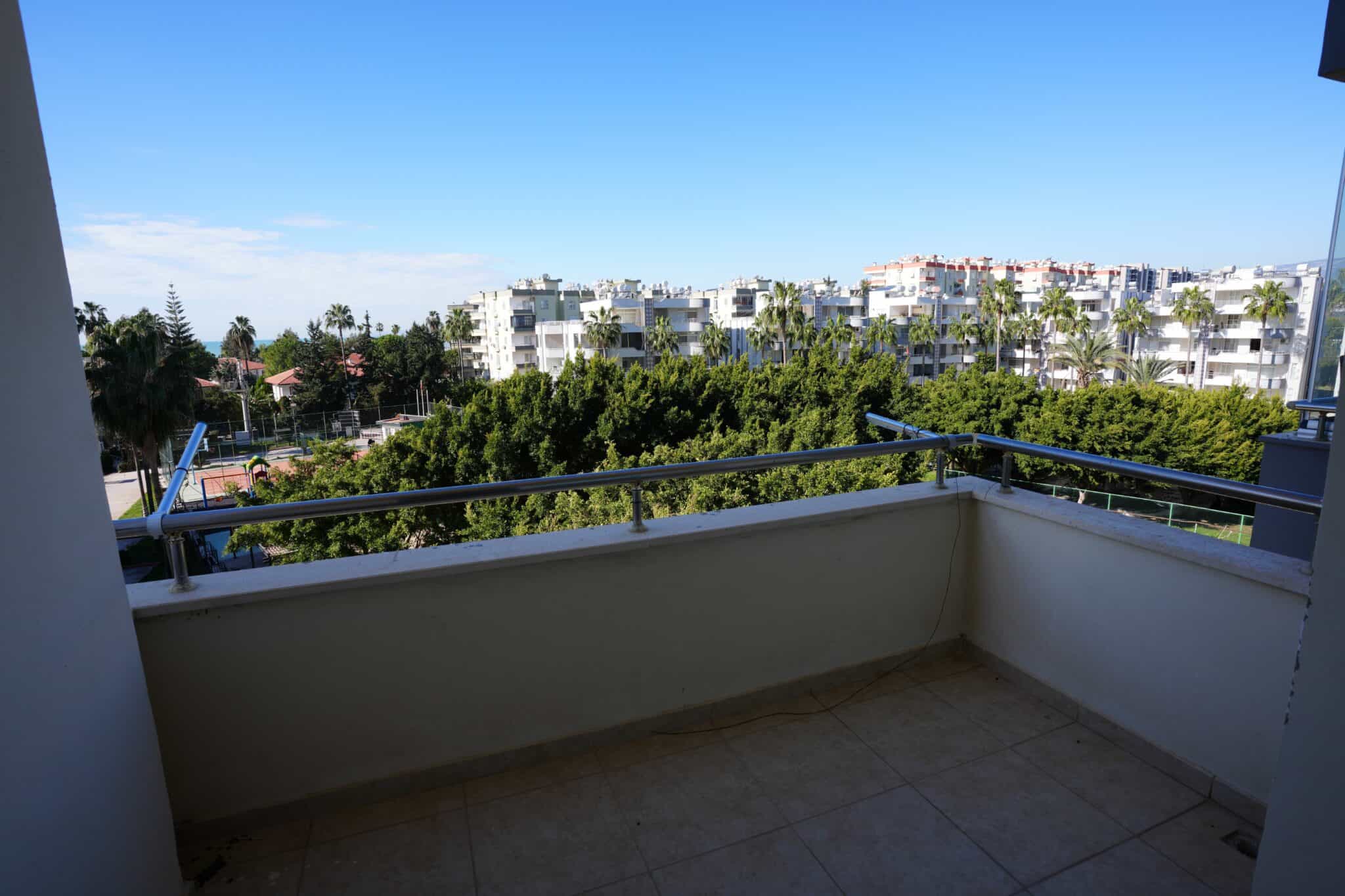 Продается 3+1 квартира в блоке E курортного комплекса Queenaba Resort, Каргипинари, Мерсин.