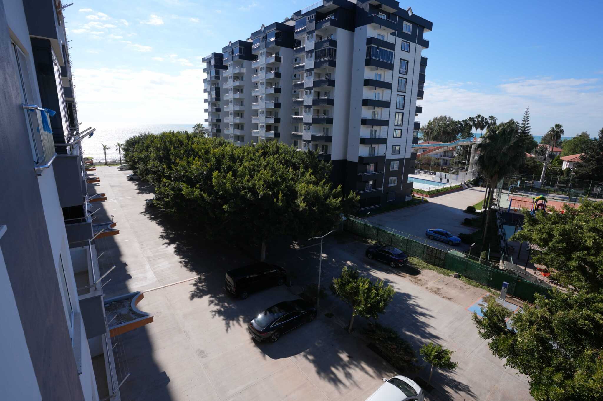 Продается 3+1 квартира в блоке E курортного комплекса Queenaba Resort, Каргипинари, Мерсин.