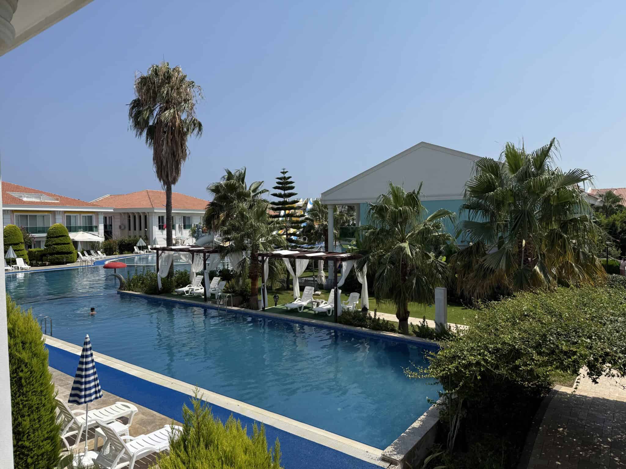Gemeubileerd 1+1 appartement op de begane grond te koop in Atayurt Begonvilla, Silifke, Mersin
