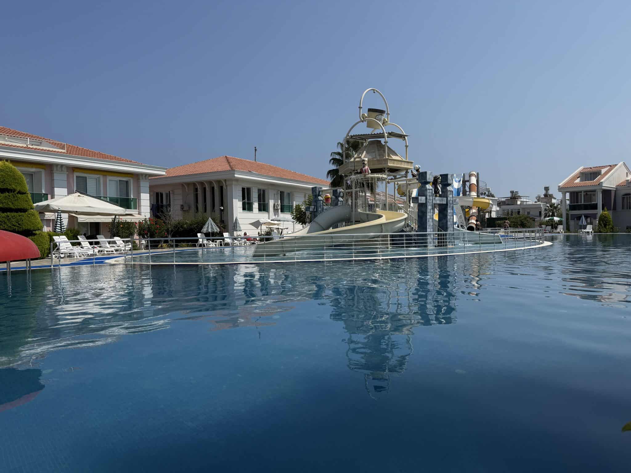 Gemeubileerd 1+1 appartement op de begane grond te koop in Atayurt Begonvilla, Silifke, Mersin