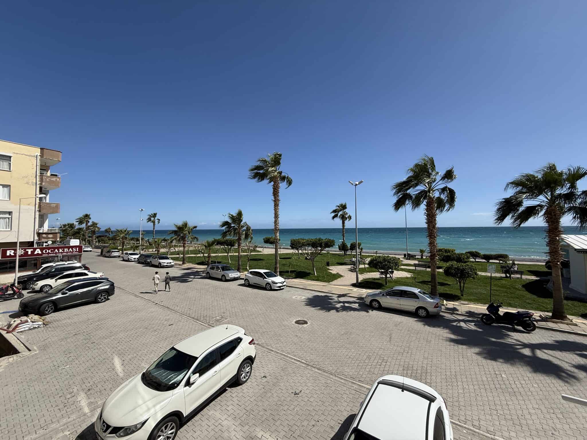 Appartement met 3 slaapkamers en 1 badkamers te koop in het centrum van Erdemli, Mersin, direct aan zee