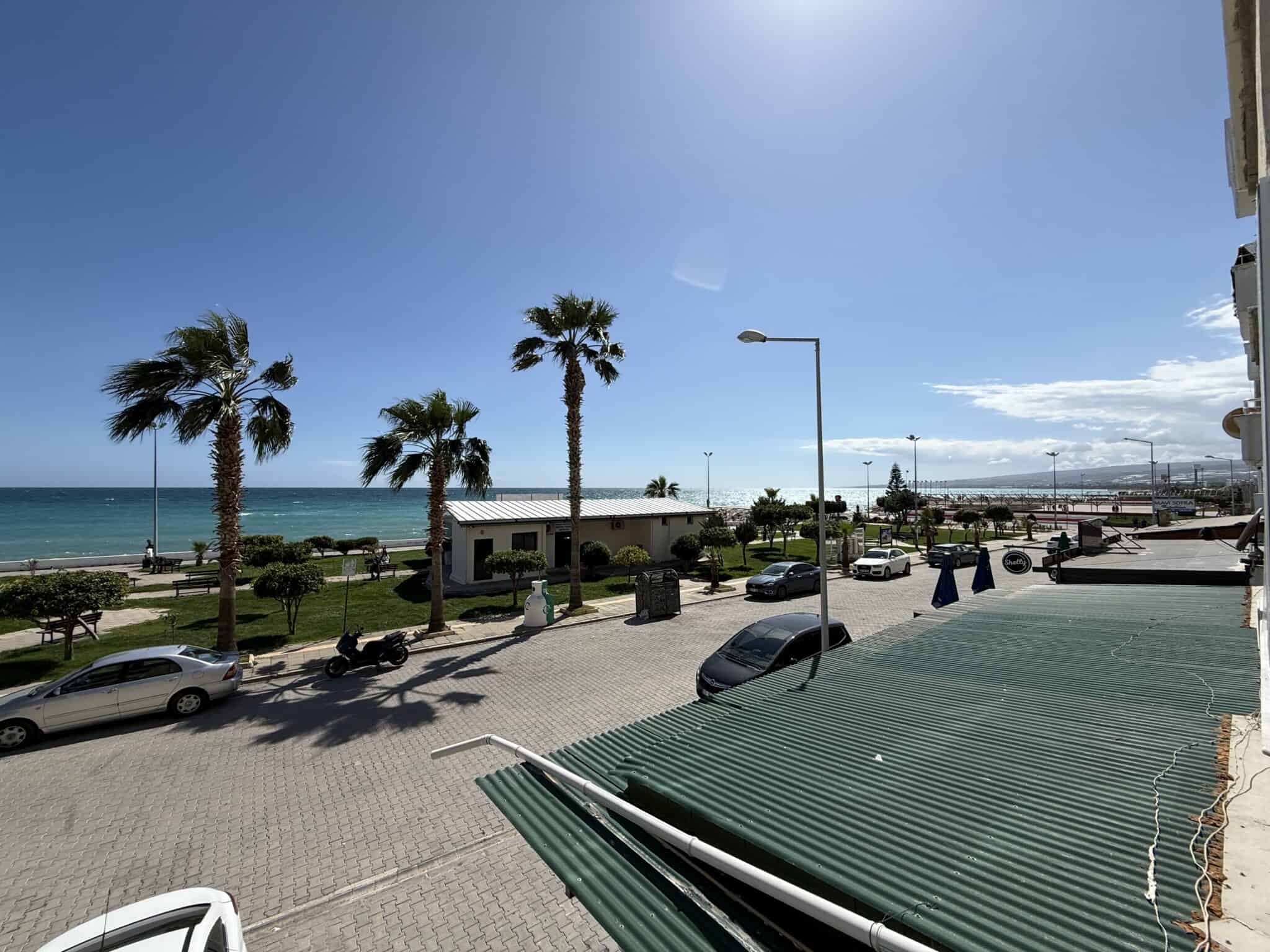 Appartement met 3 slaapkamers en 1 badkamers te koop in het centrum van Erdemli, Mersin, direct aan zee