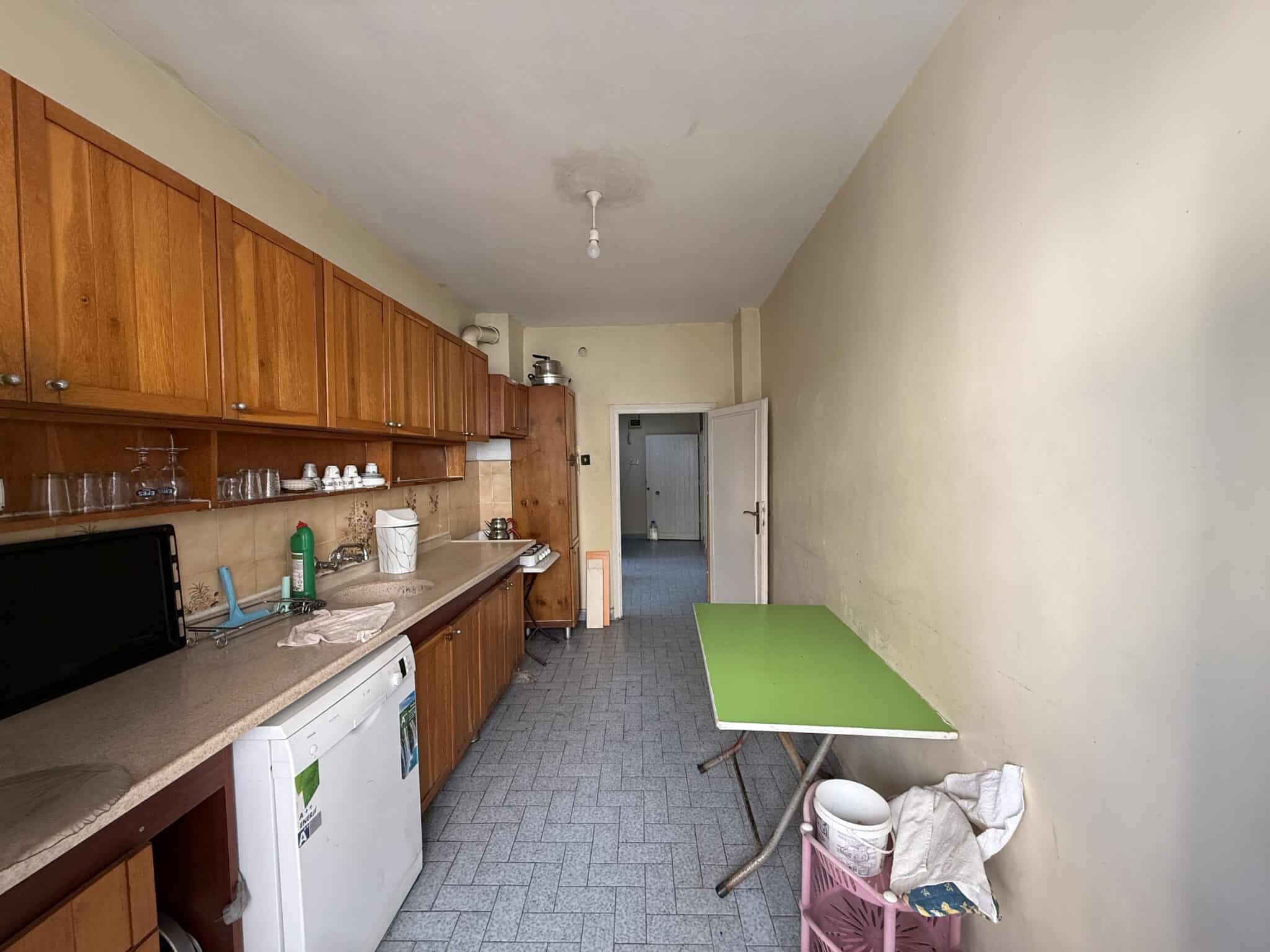 Appartement met 3 slaapkamers en 1 badkamers te koop in het centrum van Erdemli, Mersin, direct aan zee