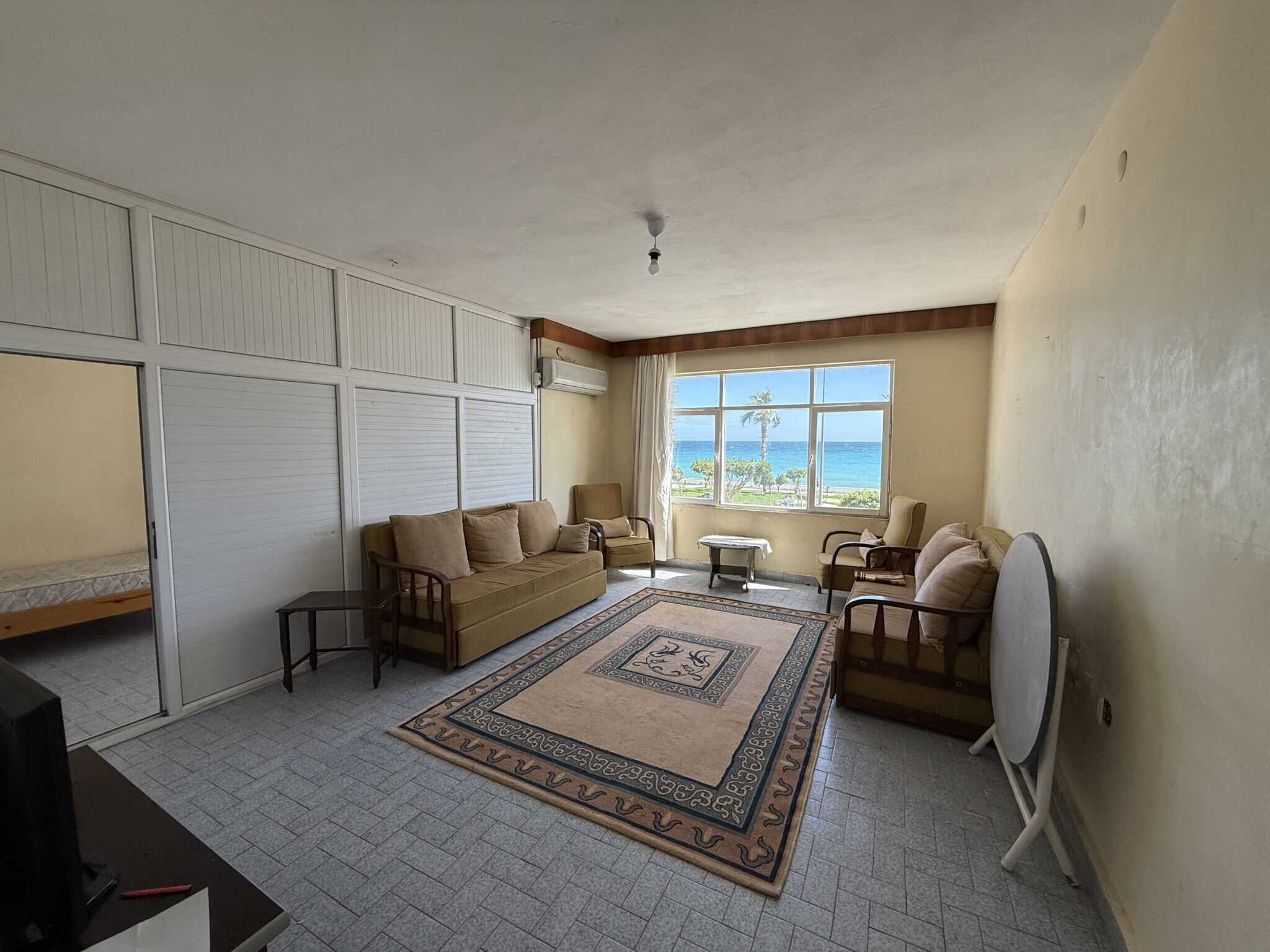 Appartement met 3 slaapkamers en 1 badkamers te koop in het centrum van Erdemli, Mersin, direct aan zee