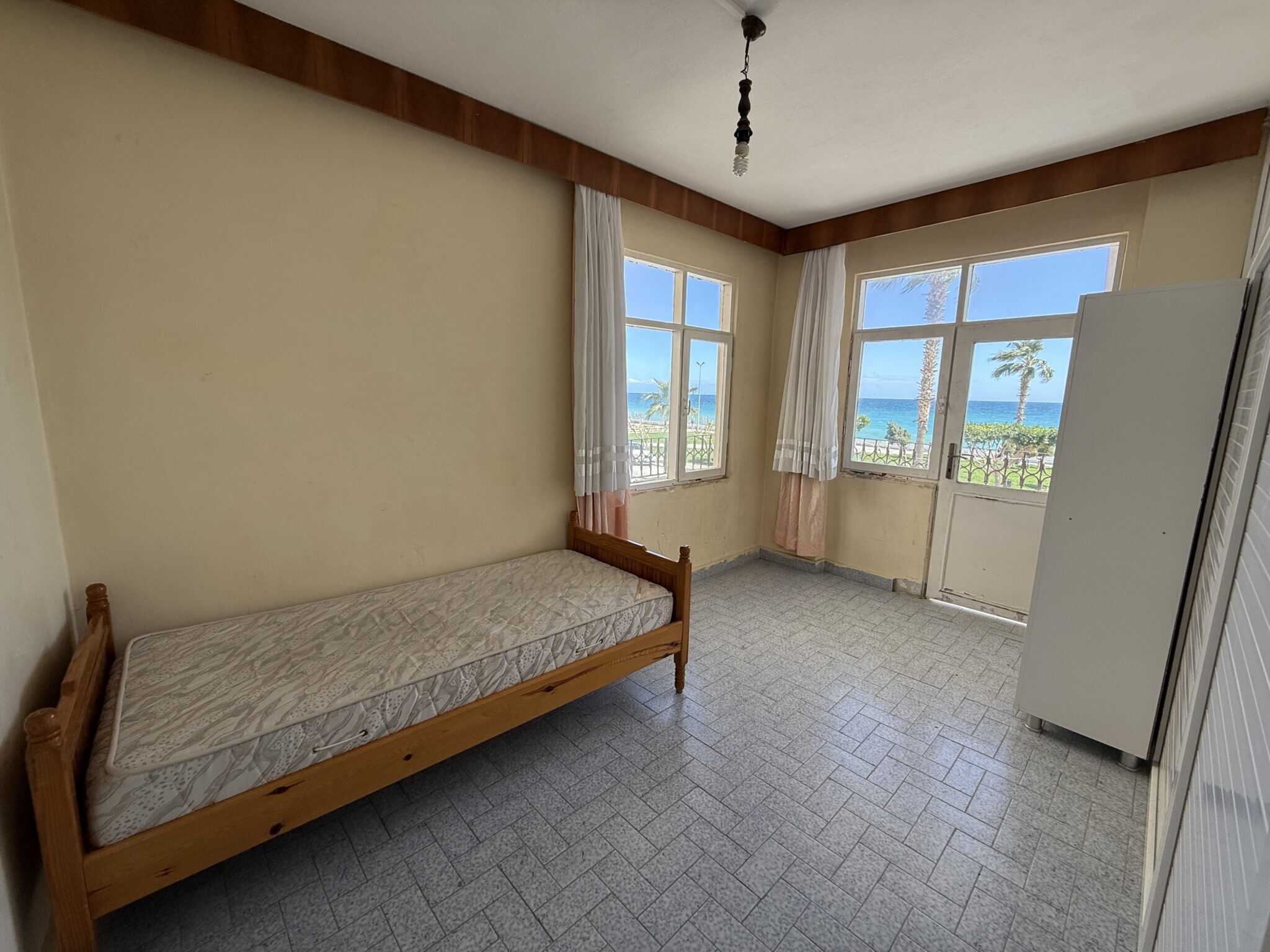 Appartement met 3 slaapkamers en 1 badkamers te koop in het centrum van Erdemli, Mersin, direct aan zee