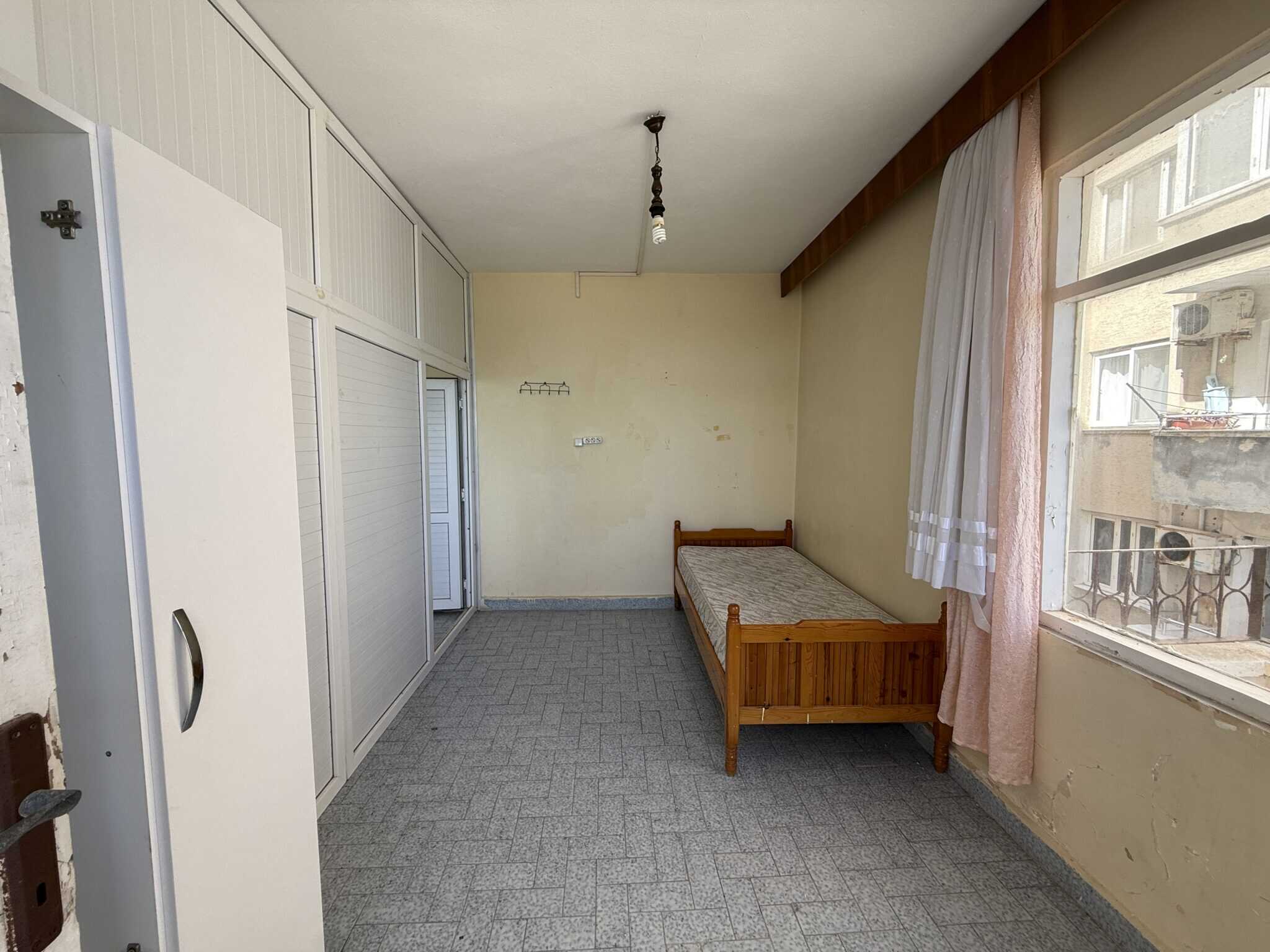 Appartement met 3 slaapkamers en 1 badkamers te koop in het centrum van Erdemli, Mersin, direct aan zee