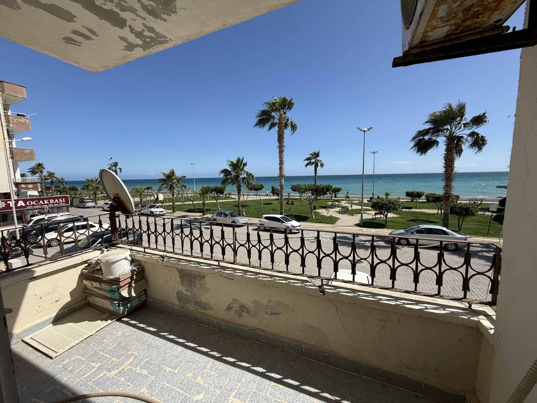 Appartement met 3 slaapkamers en 1 badkamers te koop in het centrum van Erdemli, Mersin, direct aan zee